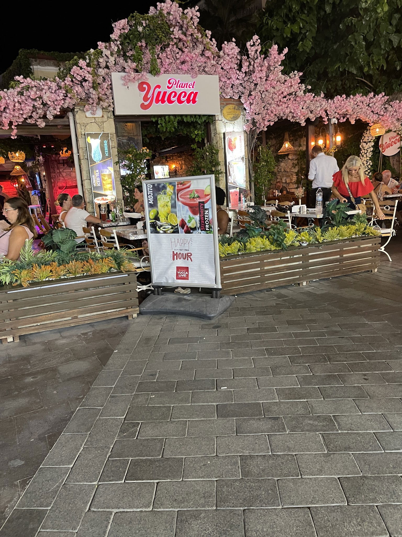 Planet Yucca Live "Entertainment & Dining"