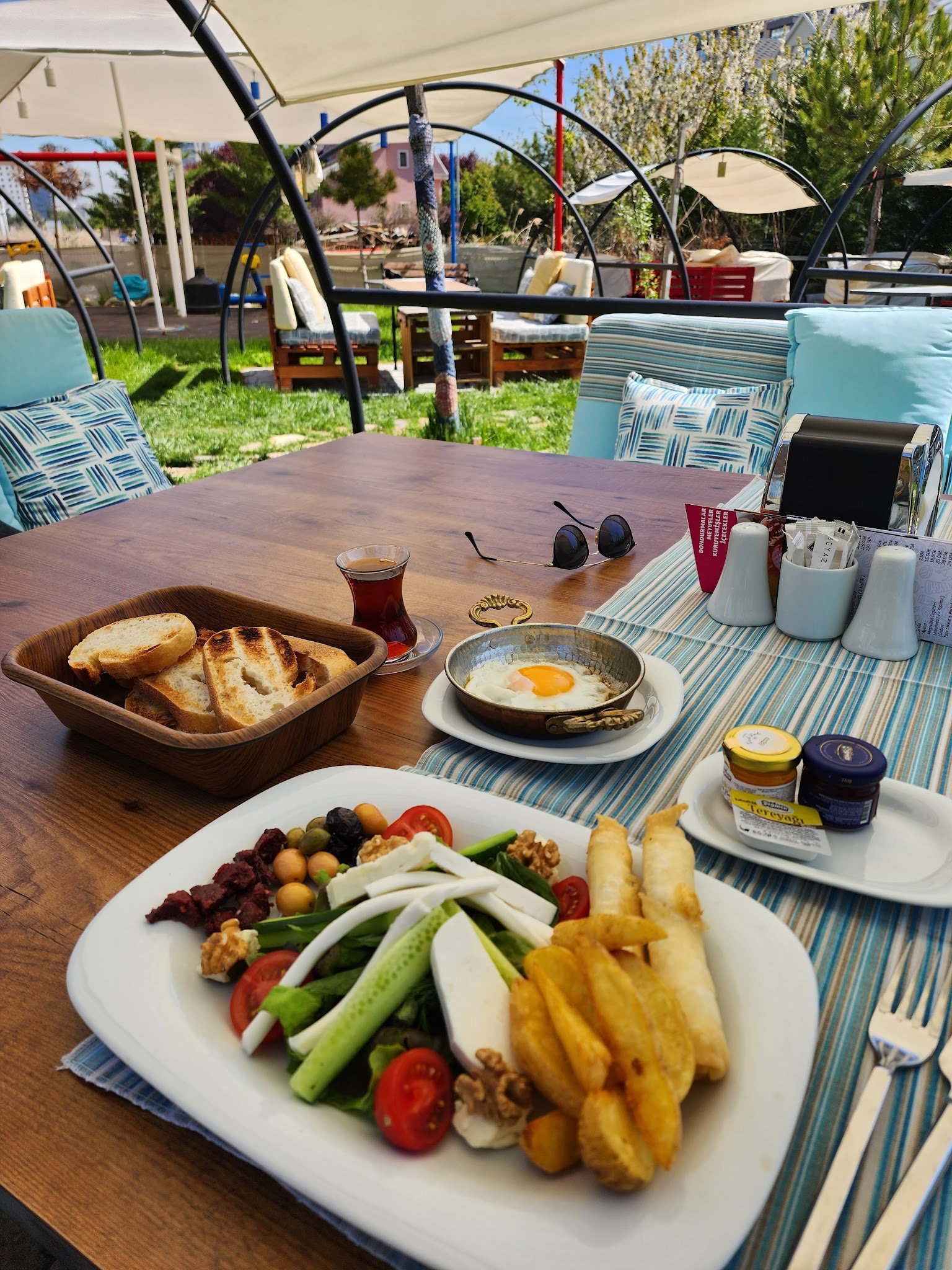 Adem Cafe Bistro