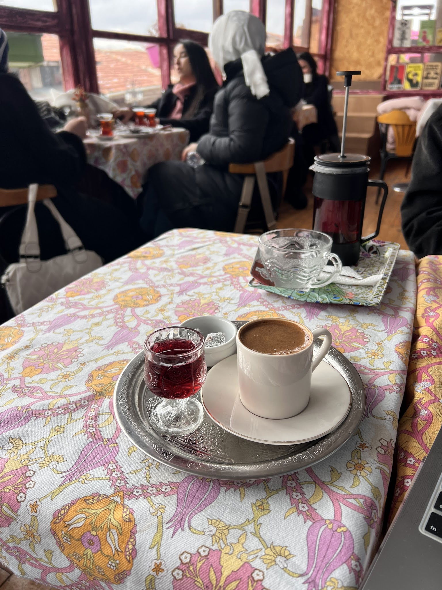 Hangimiz Sevmedik Cafe