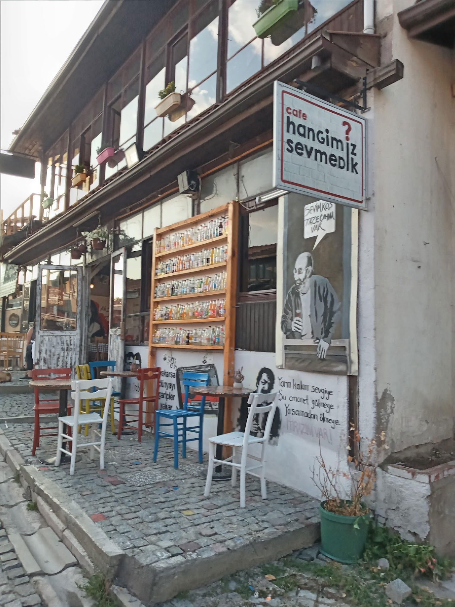 Hangimiz Sevmedik Cafe