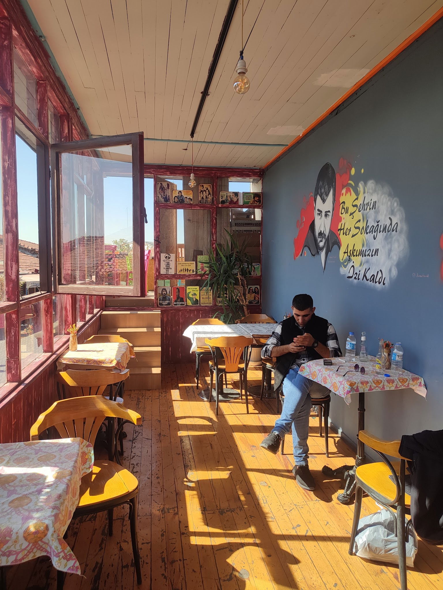 Hangimiz Sevmedik Cafe