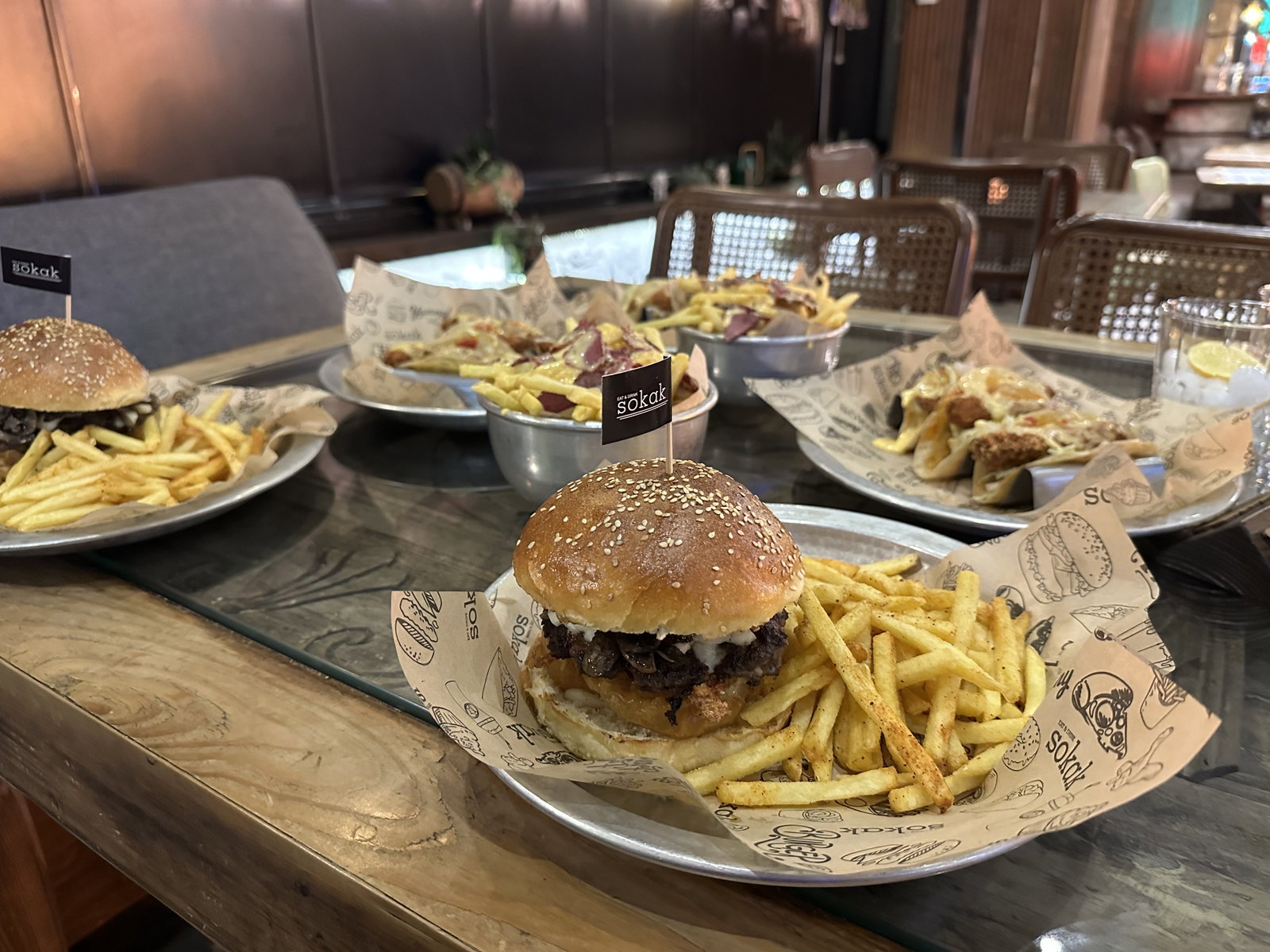 Sokak Eat&Drink (Beşi̇rli̇)