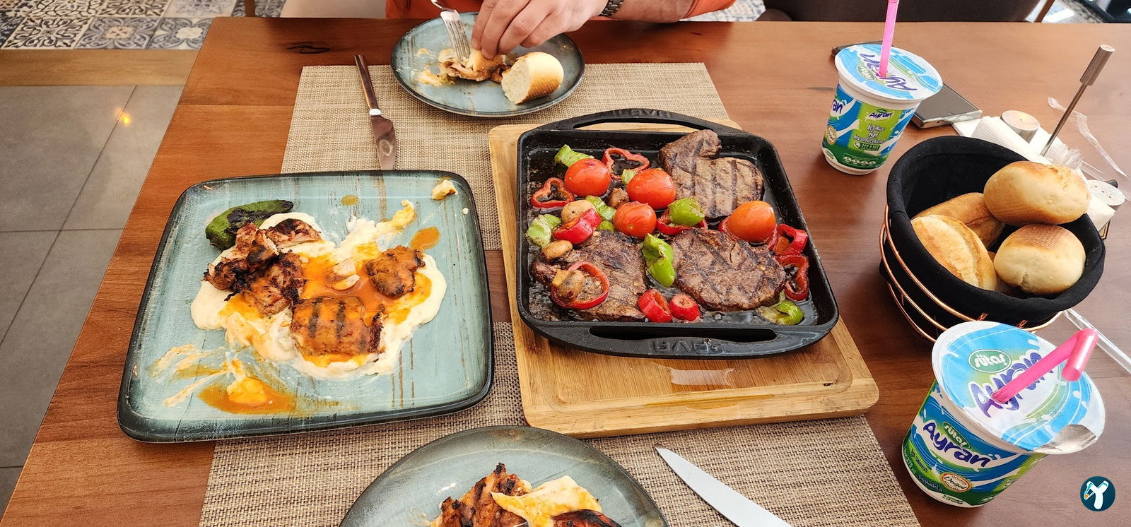 Mirandus Cafe & Restaurant