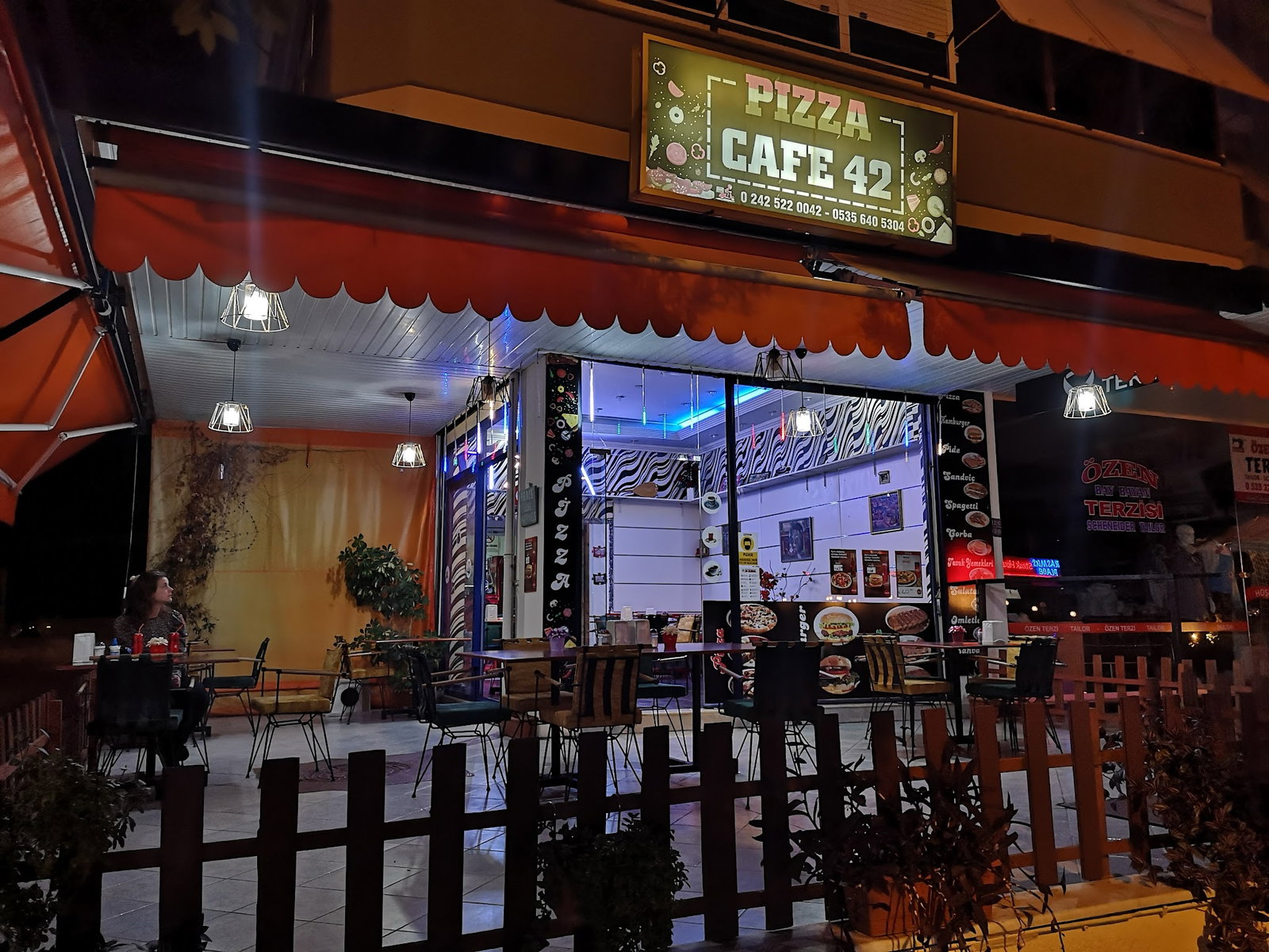 Pi̇zza Cafe 42