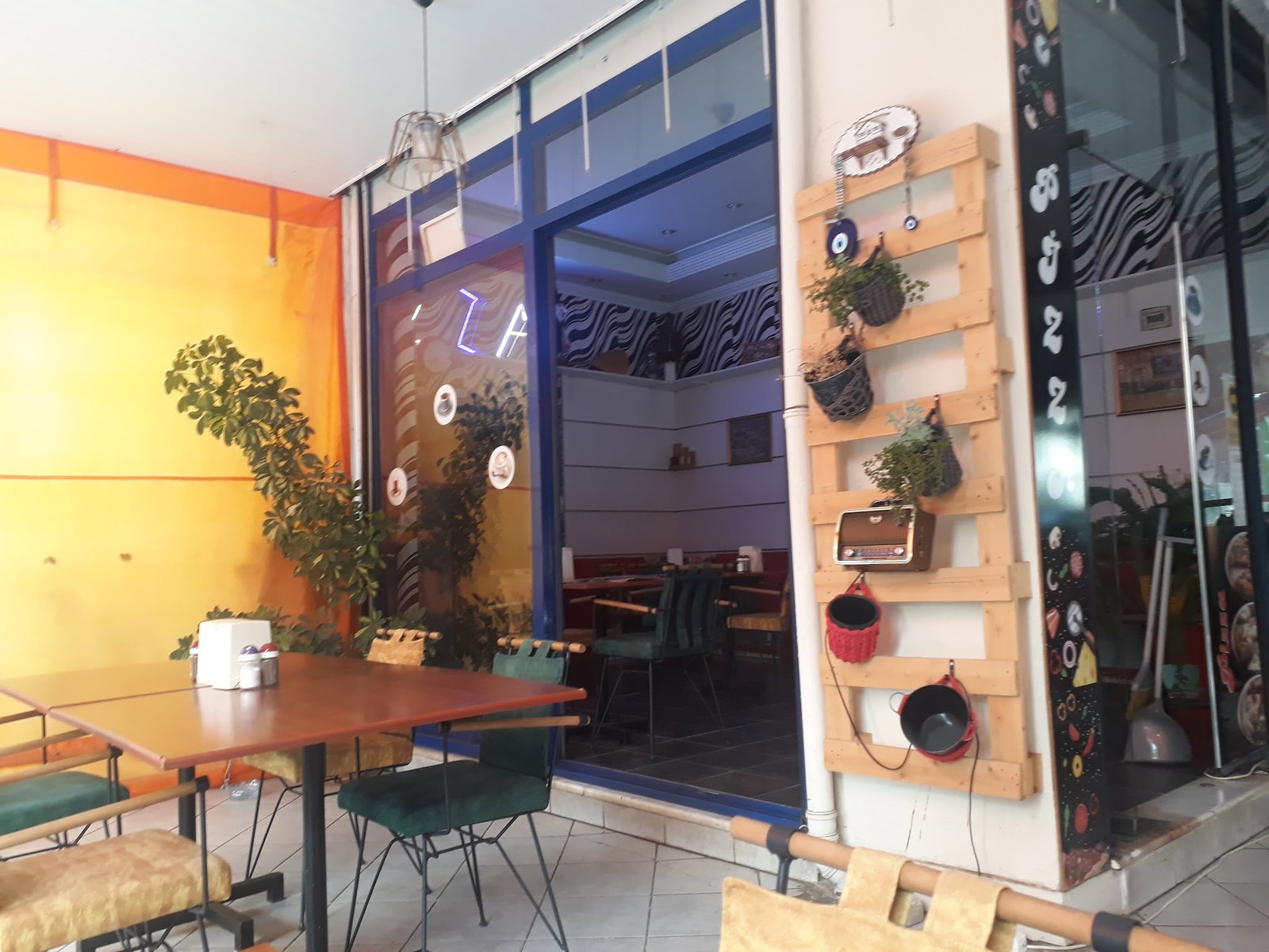 Pi̇zza Cafe 42