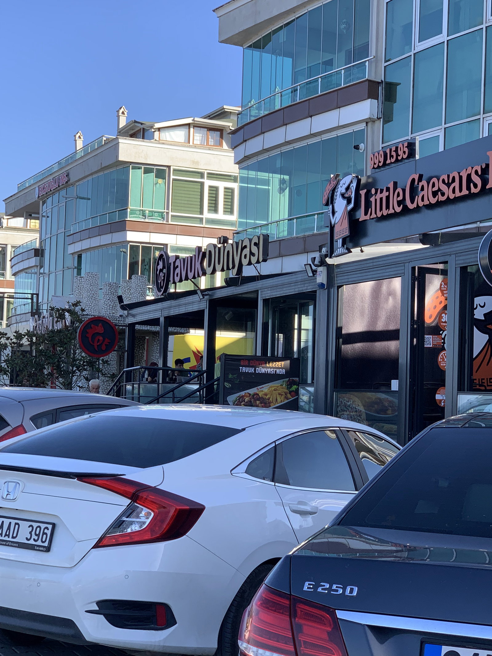 Tavuk Dünyası Karasu Cadde