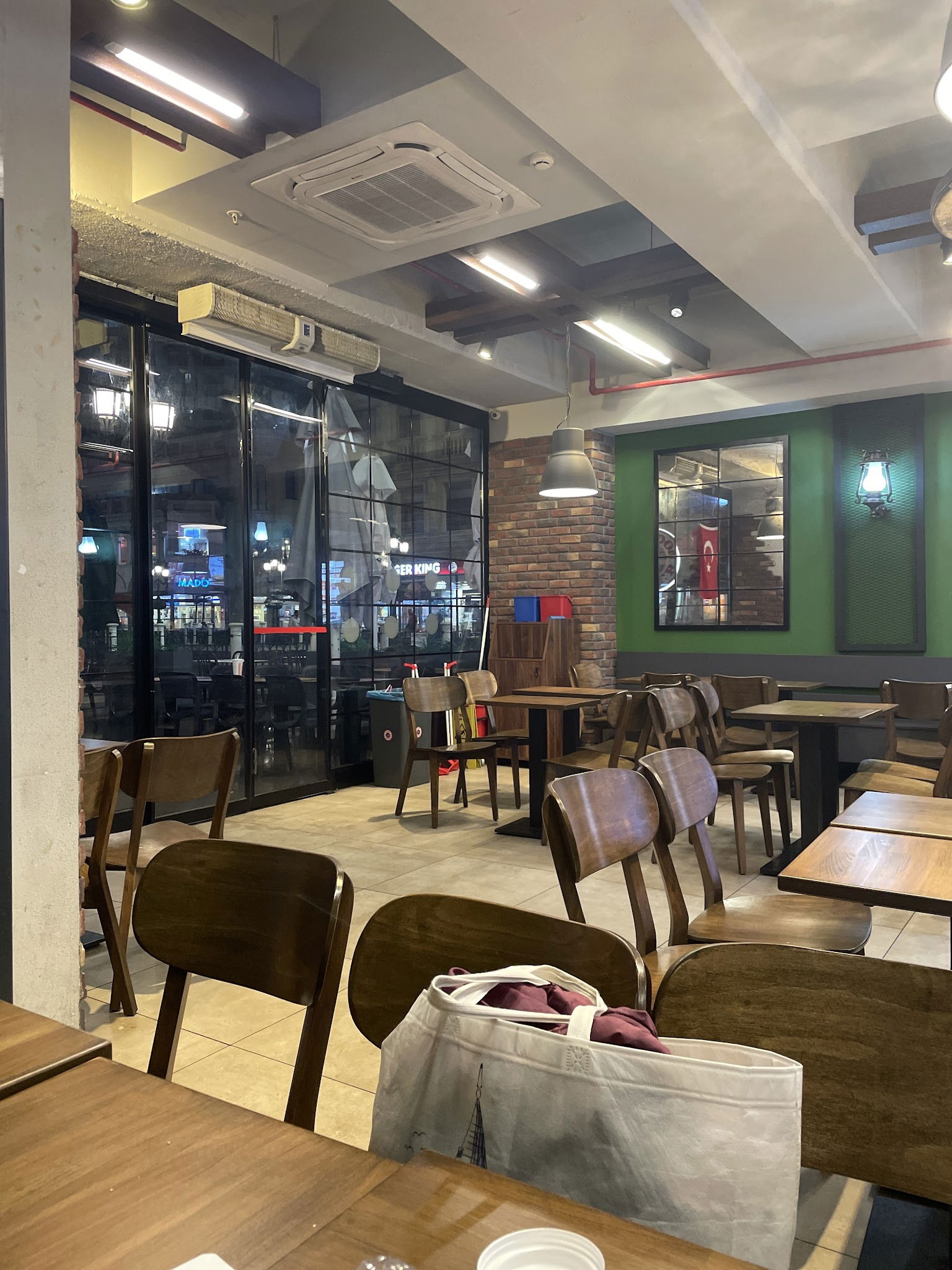 Saloon Burger Venezia Avm