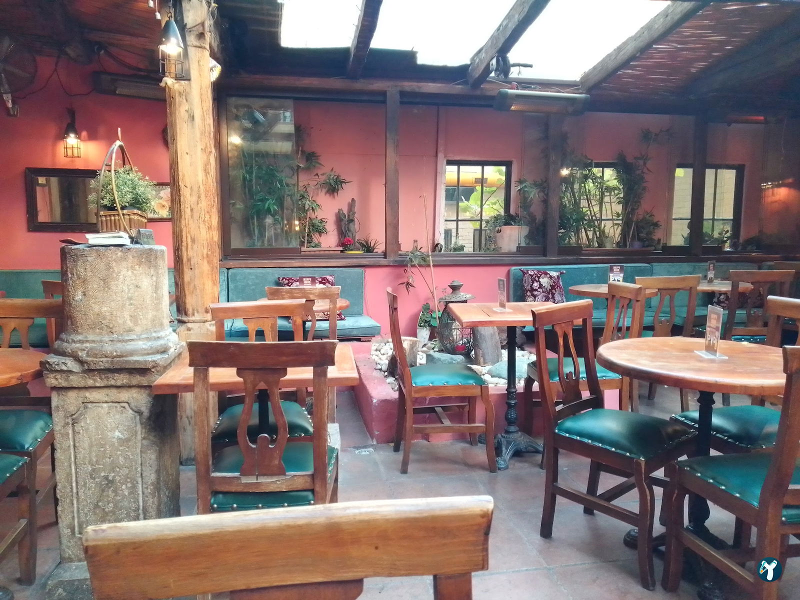 Lâl Cafe Bar