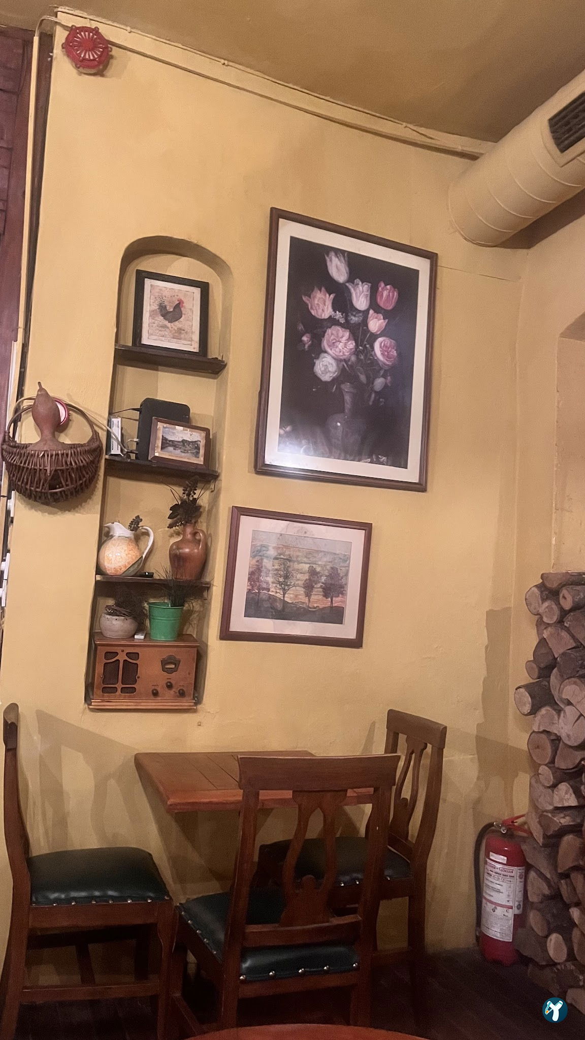 Lâl Cafe Bar