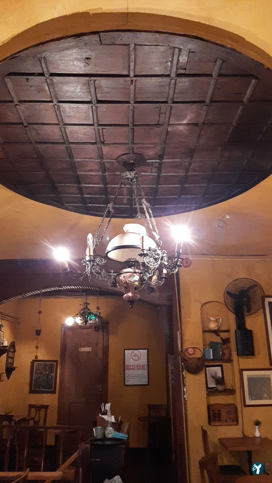 Lâl Cafe Bar