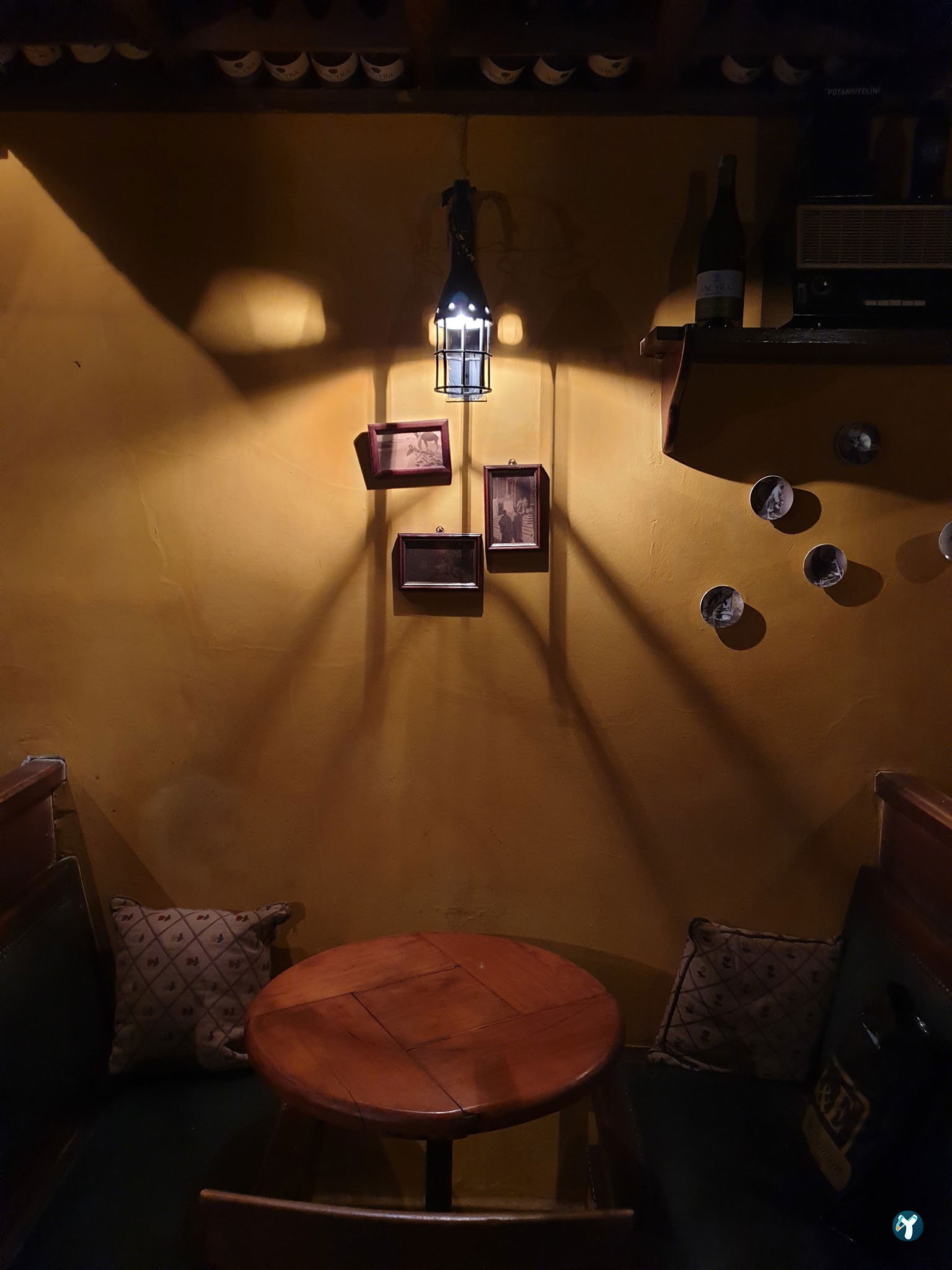 Lâl Cafe Bar