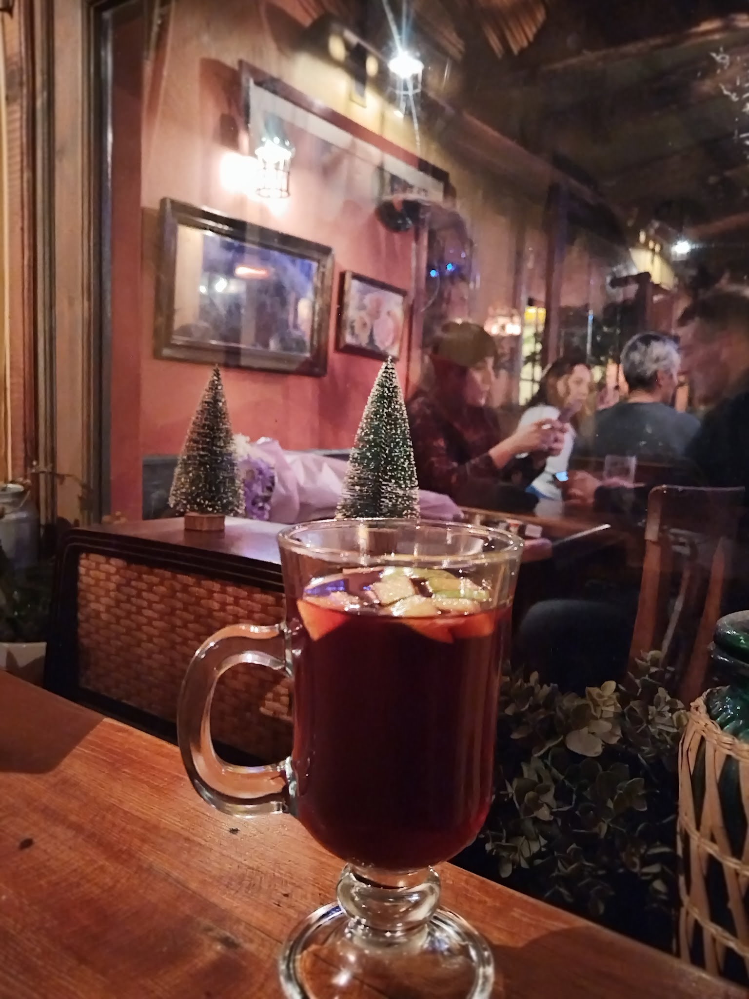 Lâl Cafe Bar
