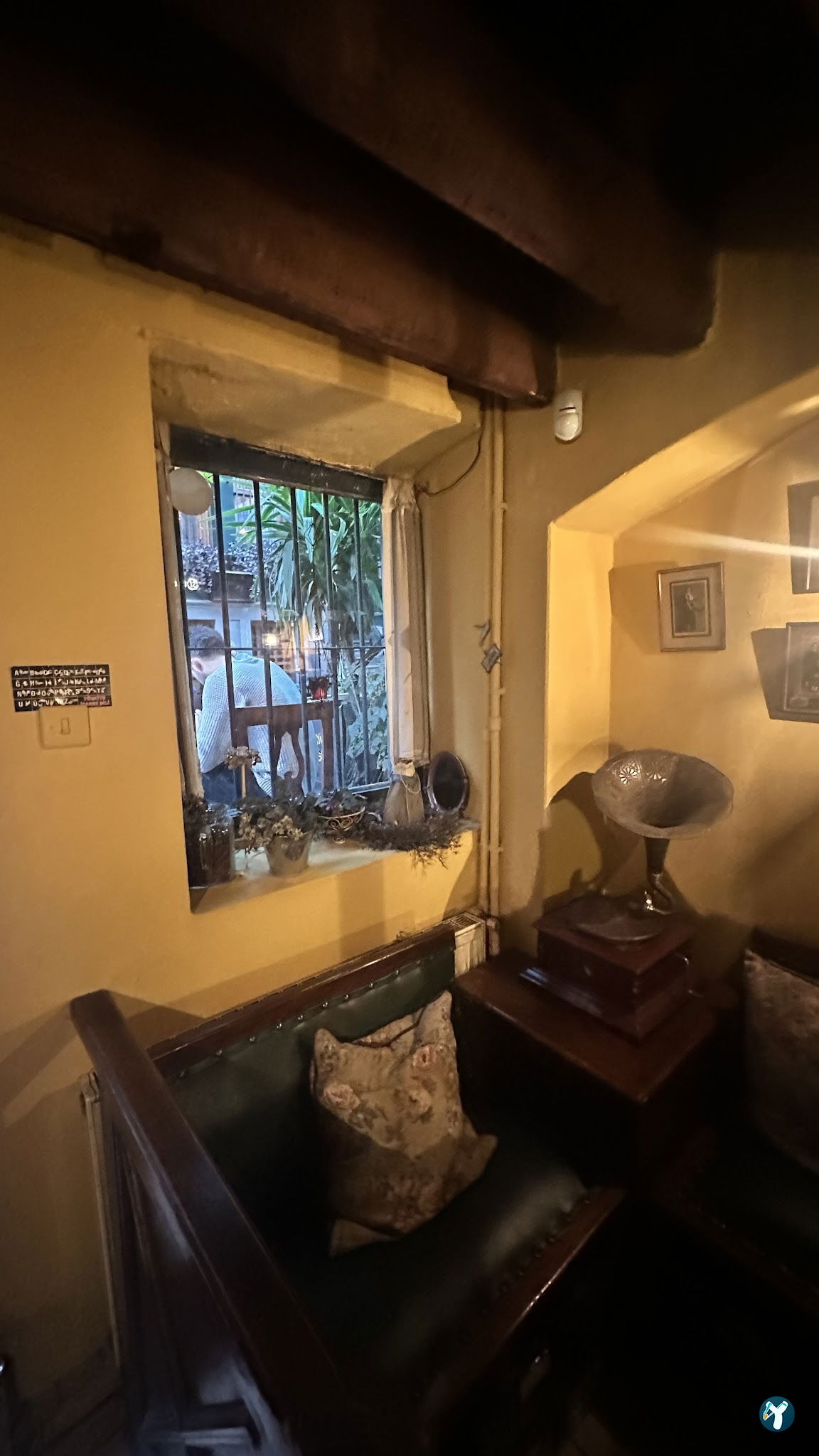 Lâl Cafe Bar