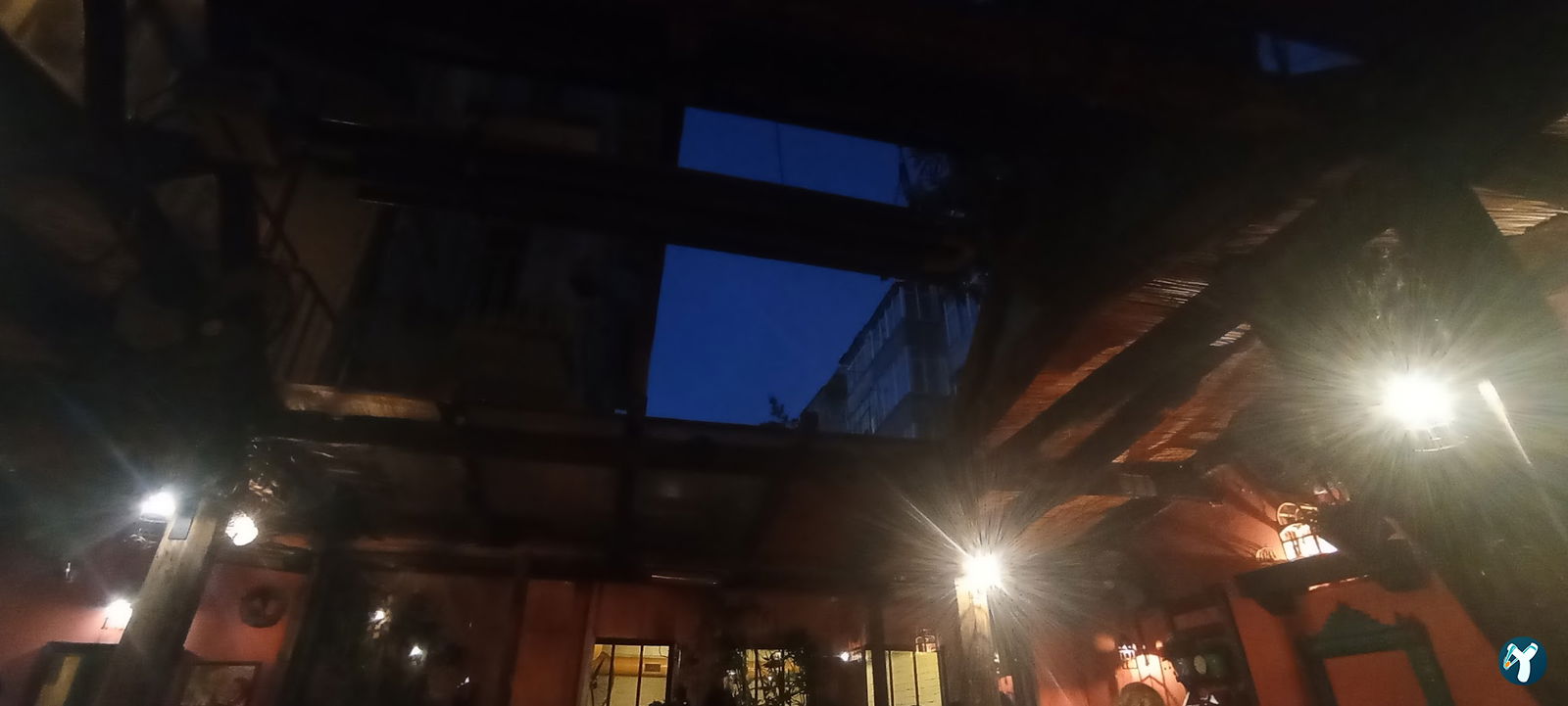 Lâl Cafe Bar
