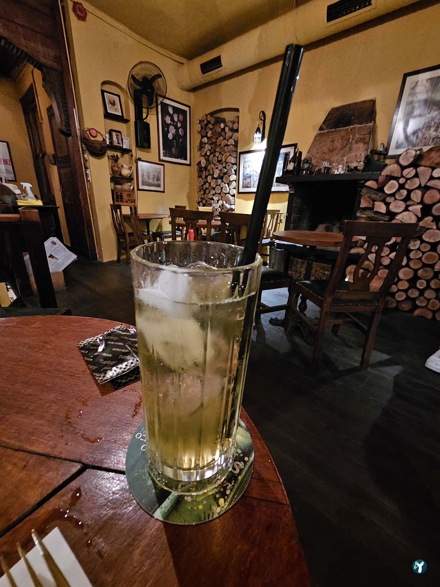 Lâl Cafe Bar
