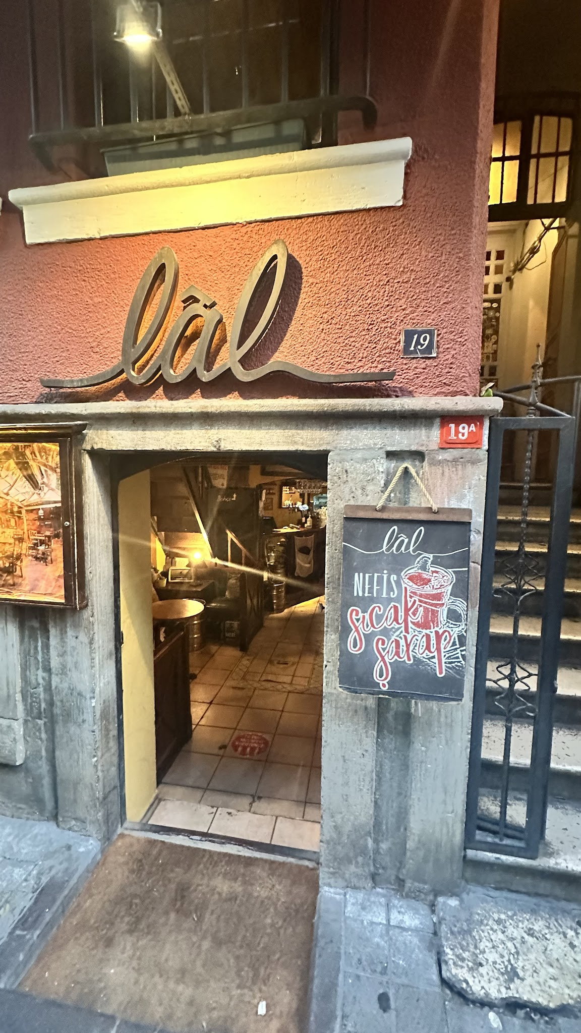 Lâl Cafe Bar