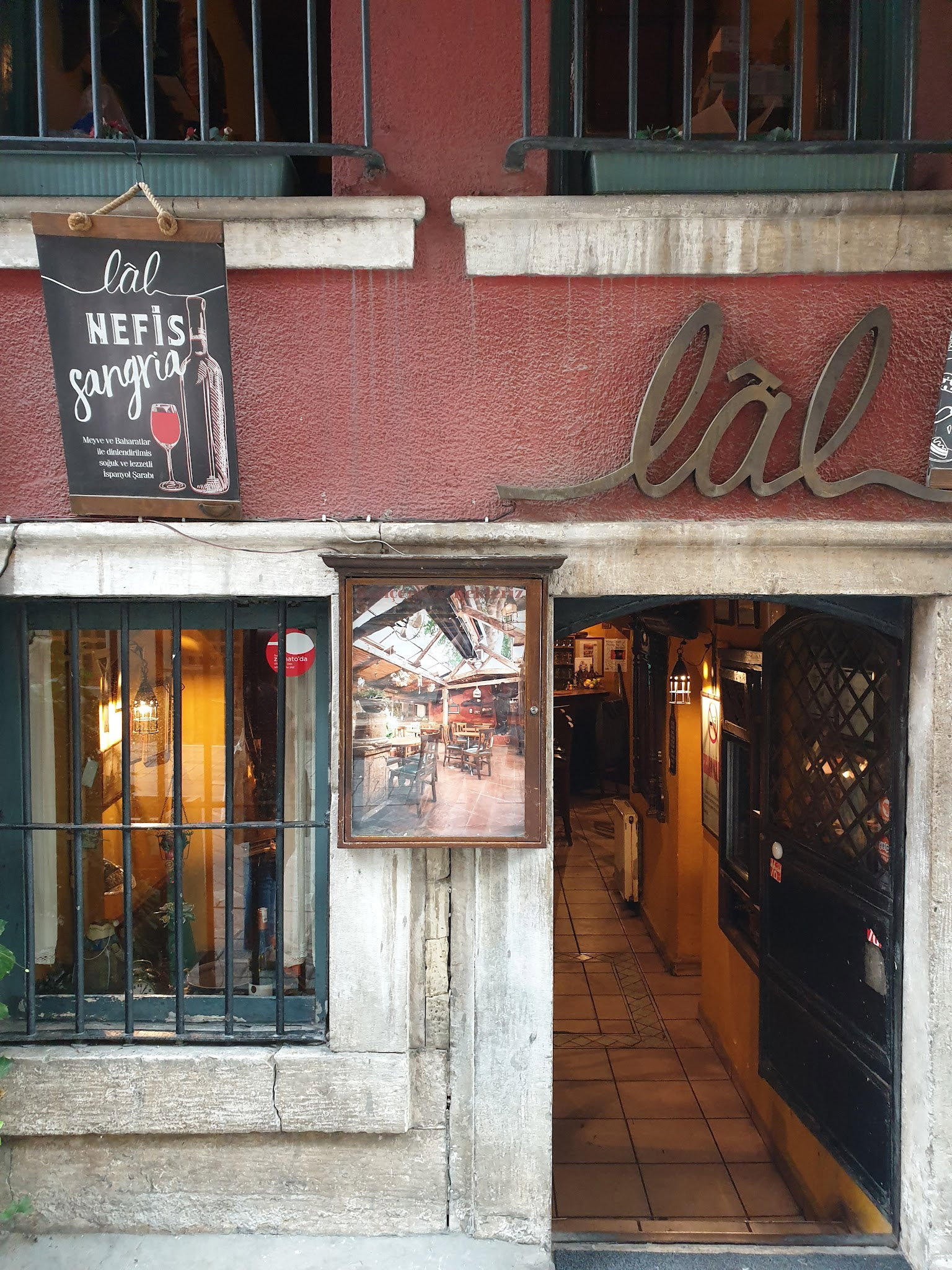 Lâl Cafe Bar