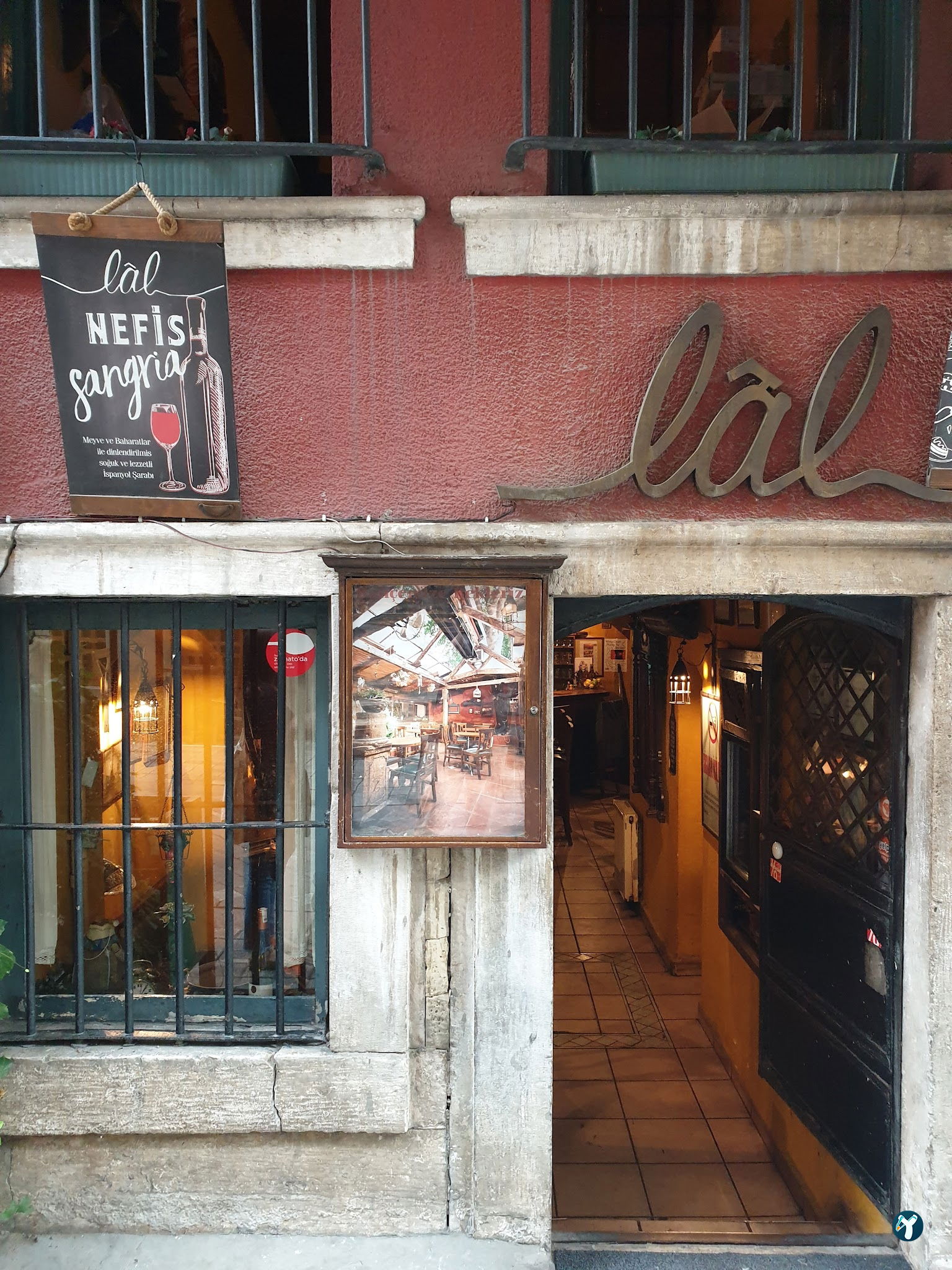 Lâl Cafe Bar