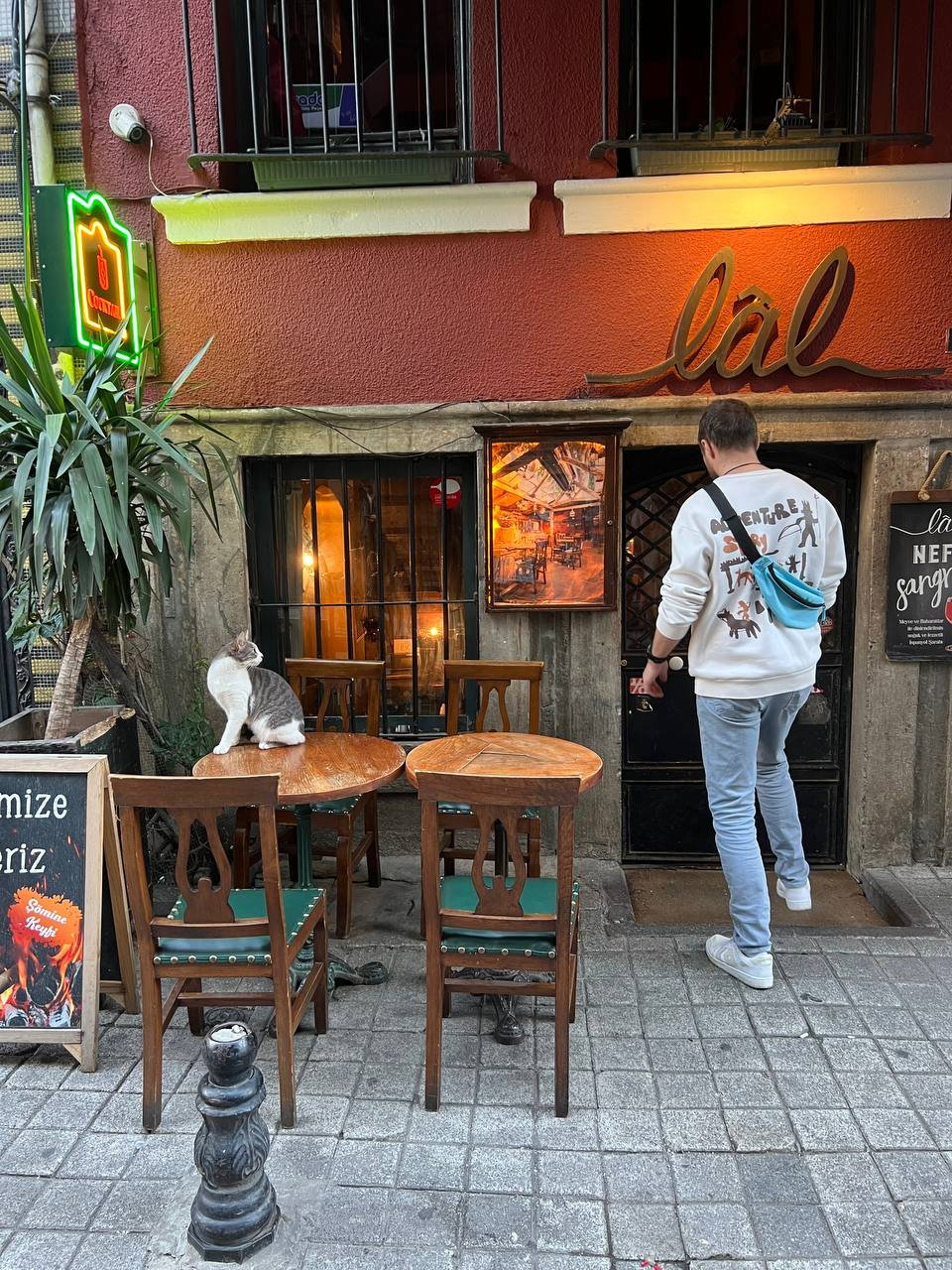 Lâl Cafe Bar