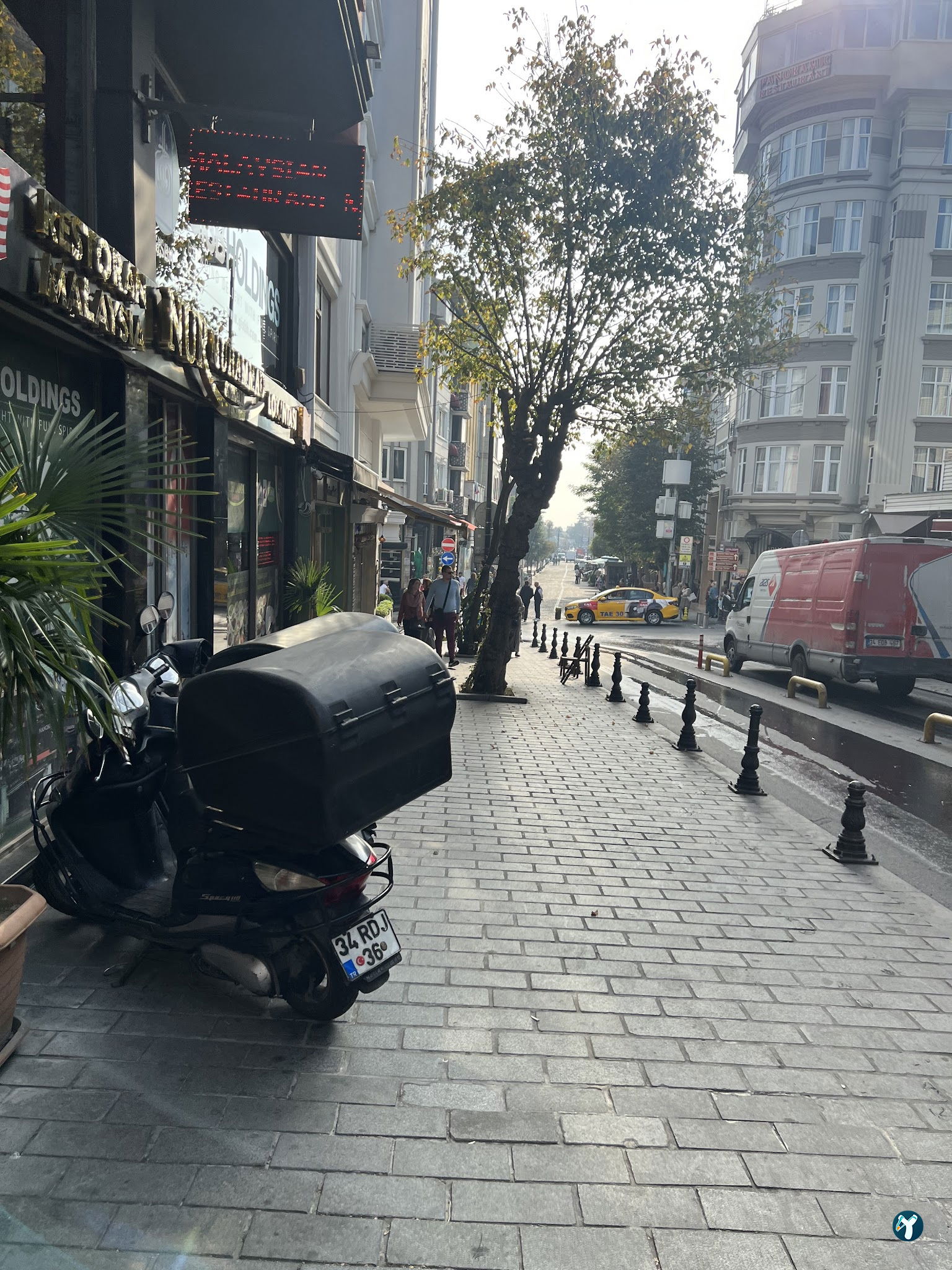 Lâl Cafe Bar