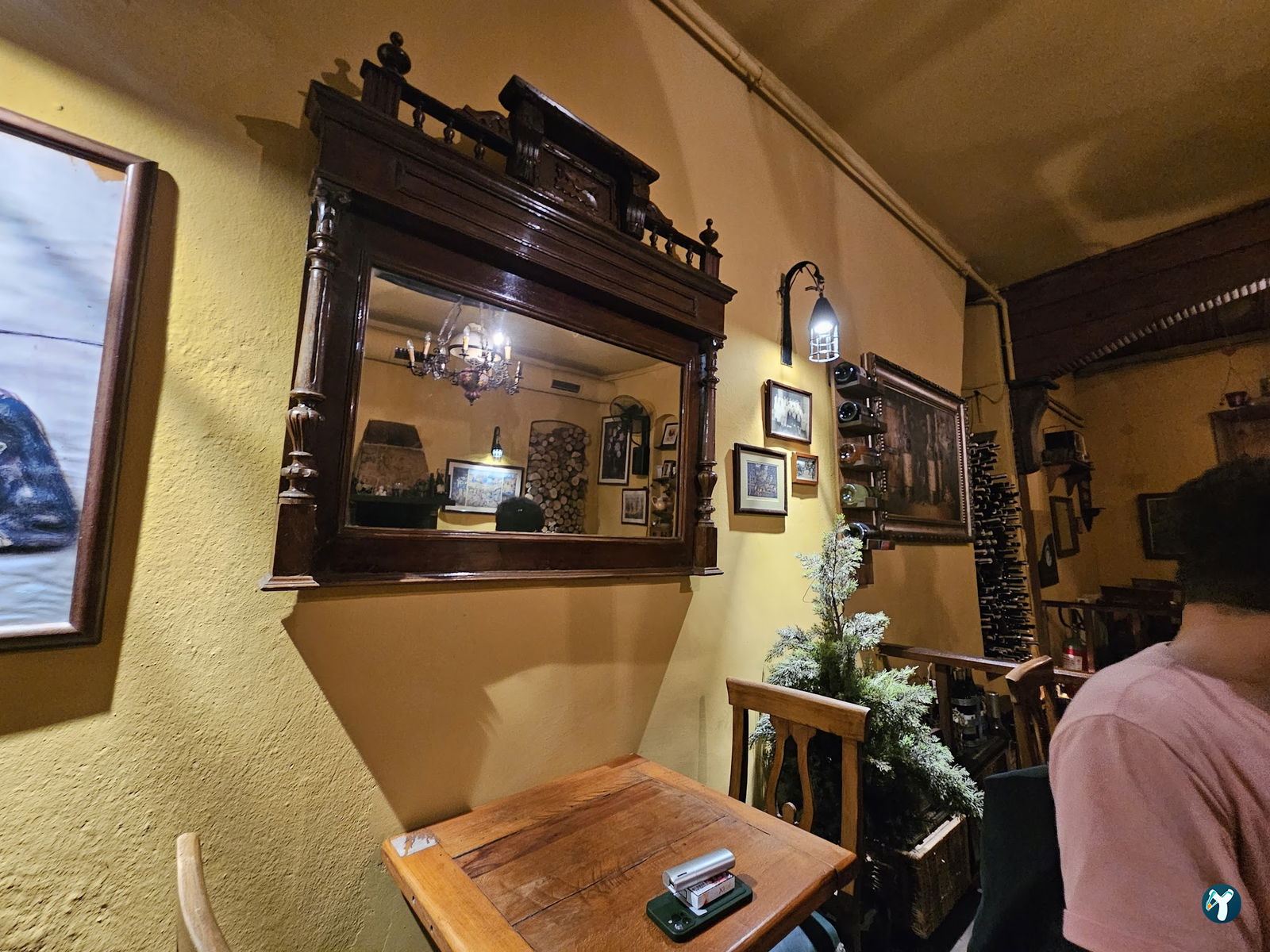 Lâl Cafe Bar