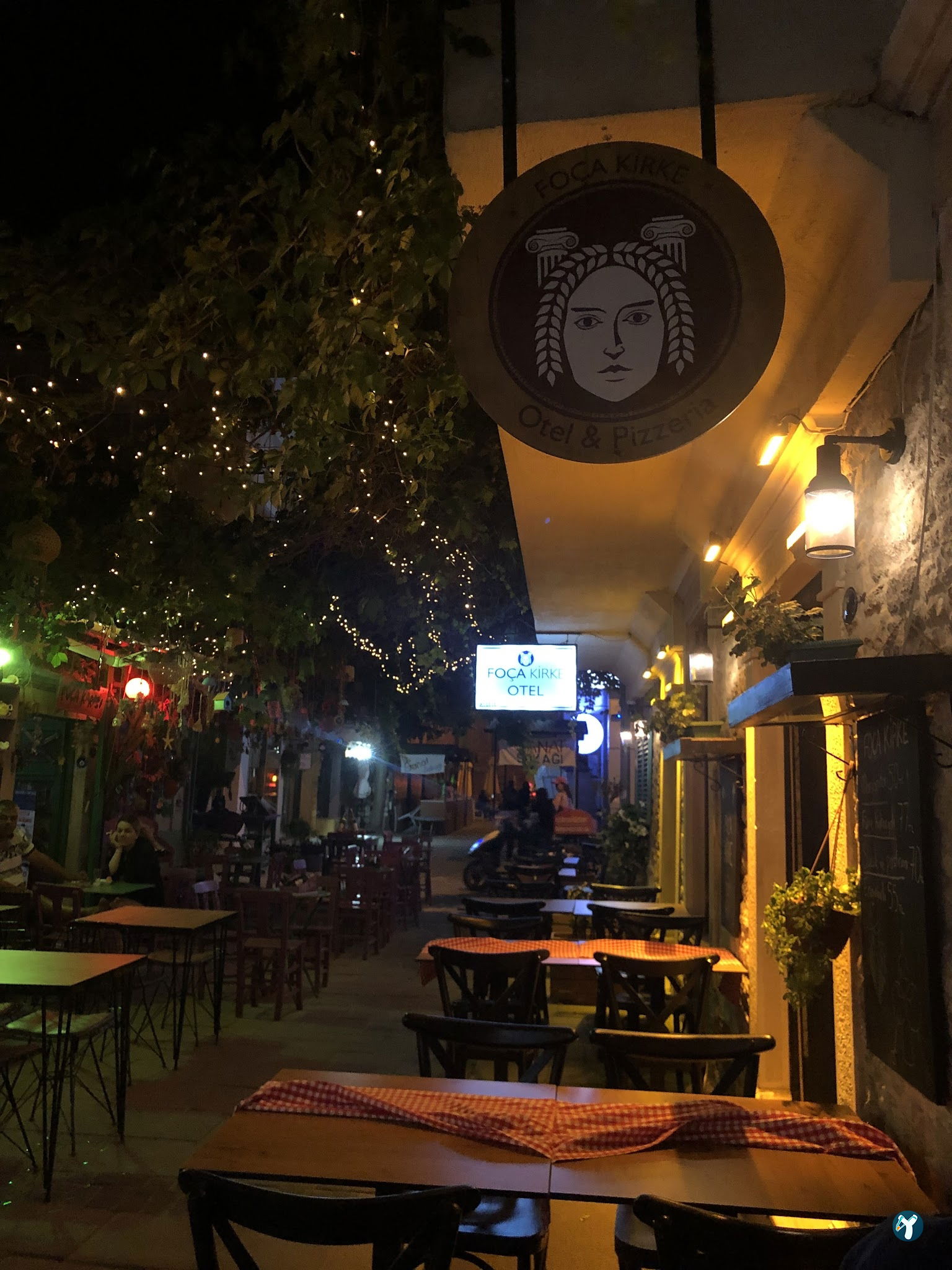 Foça Kirke Otel & Pizzeria
