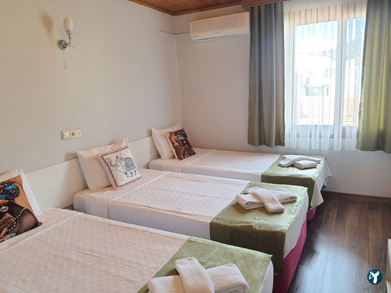 Foça Kirke Otel & Pizzeria