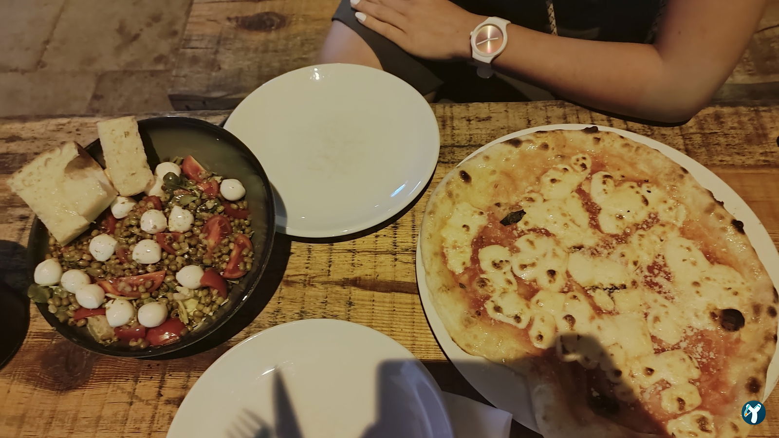 Foça Kirke Otel & Pizzeria
