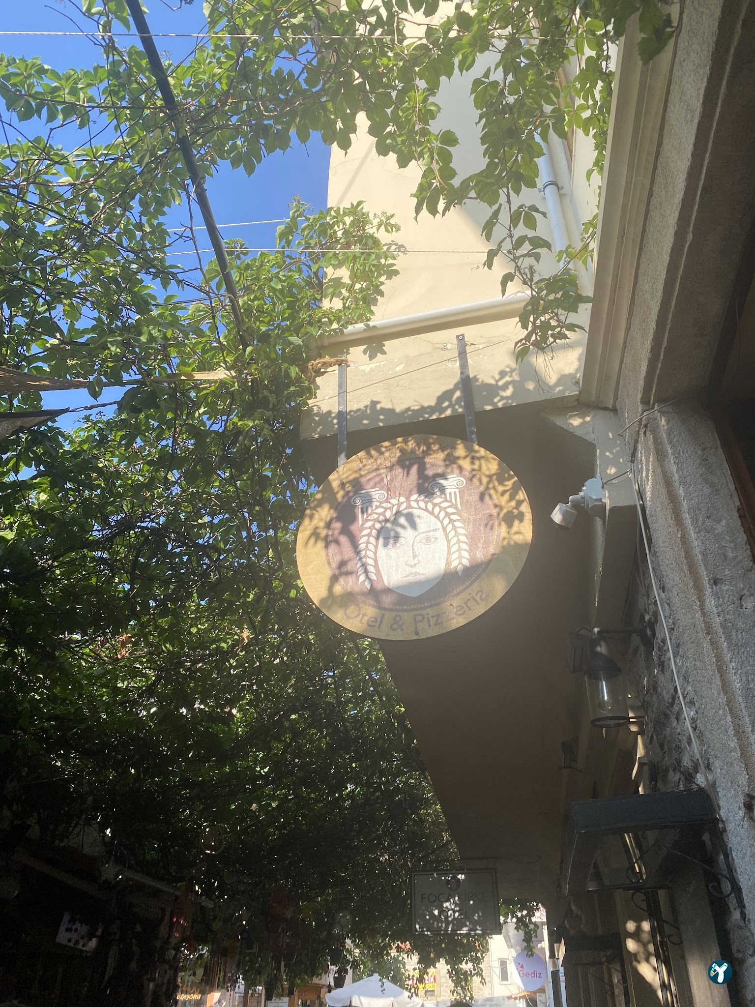 Foça Kirke Otel & Pizzeria