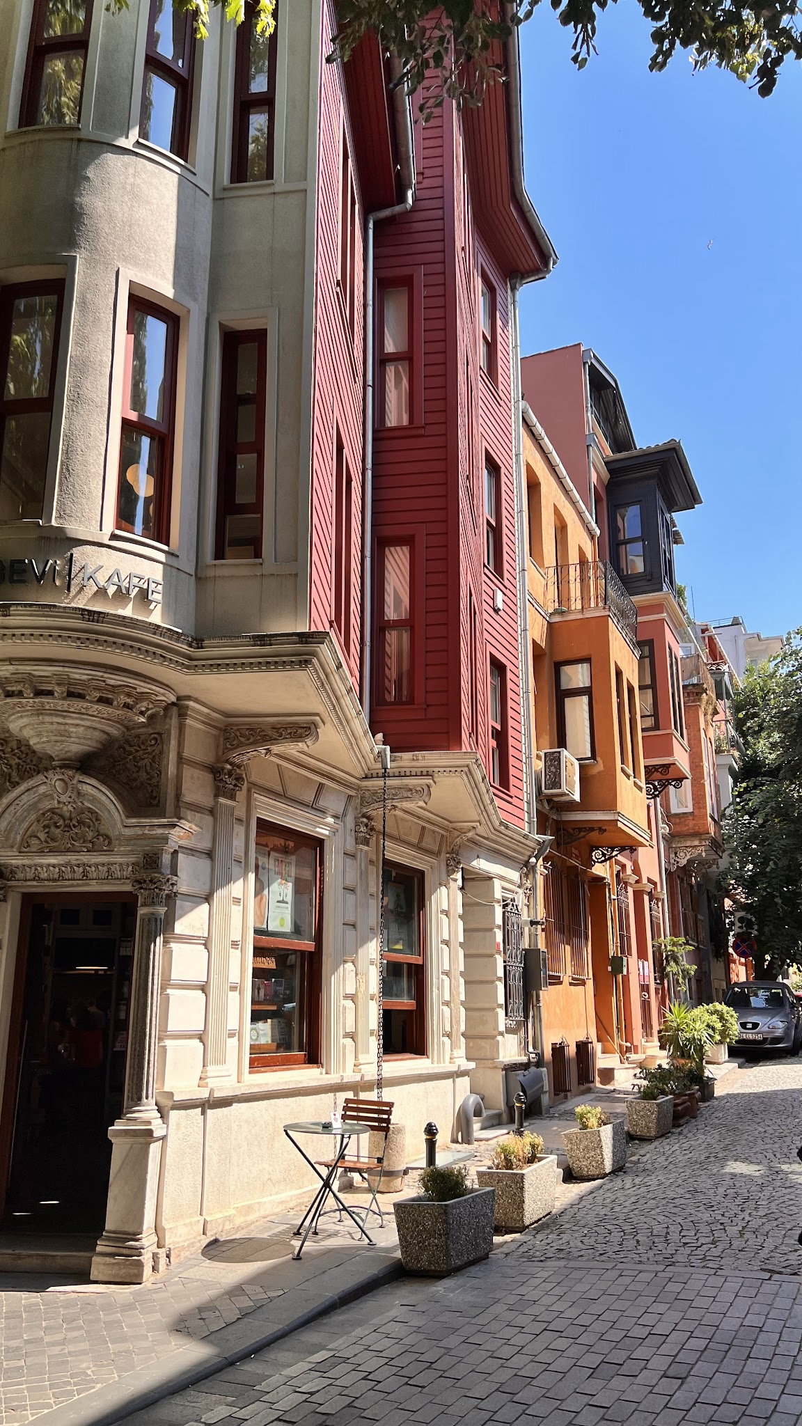 Nail Kitabevi & Cafe