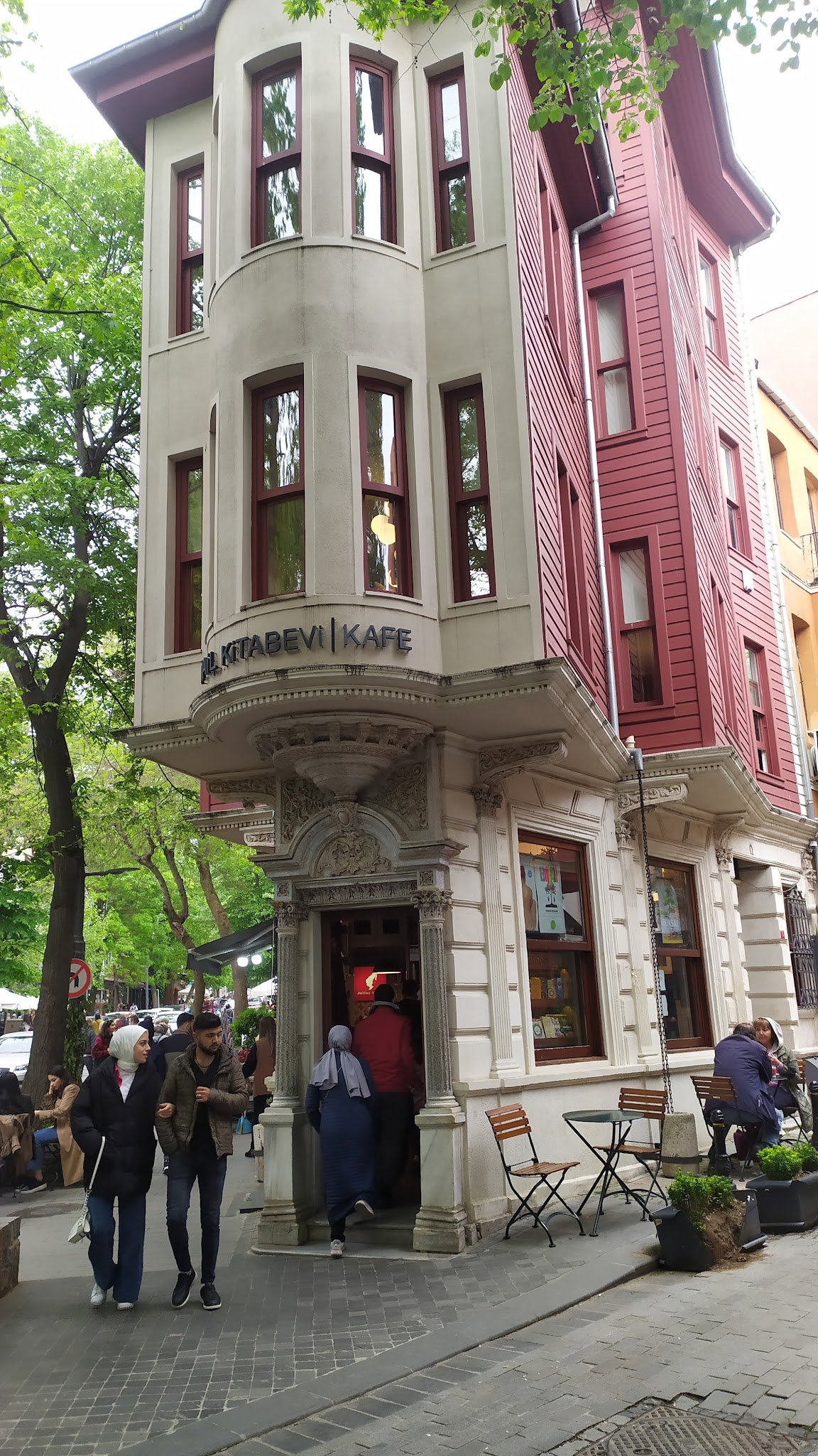 Nail Kitabevi & Cafe