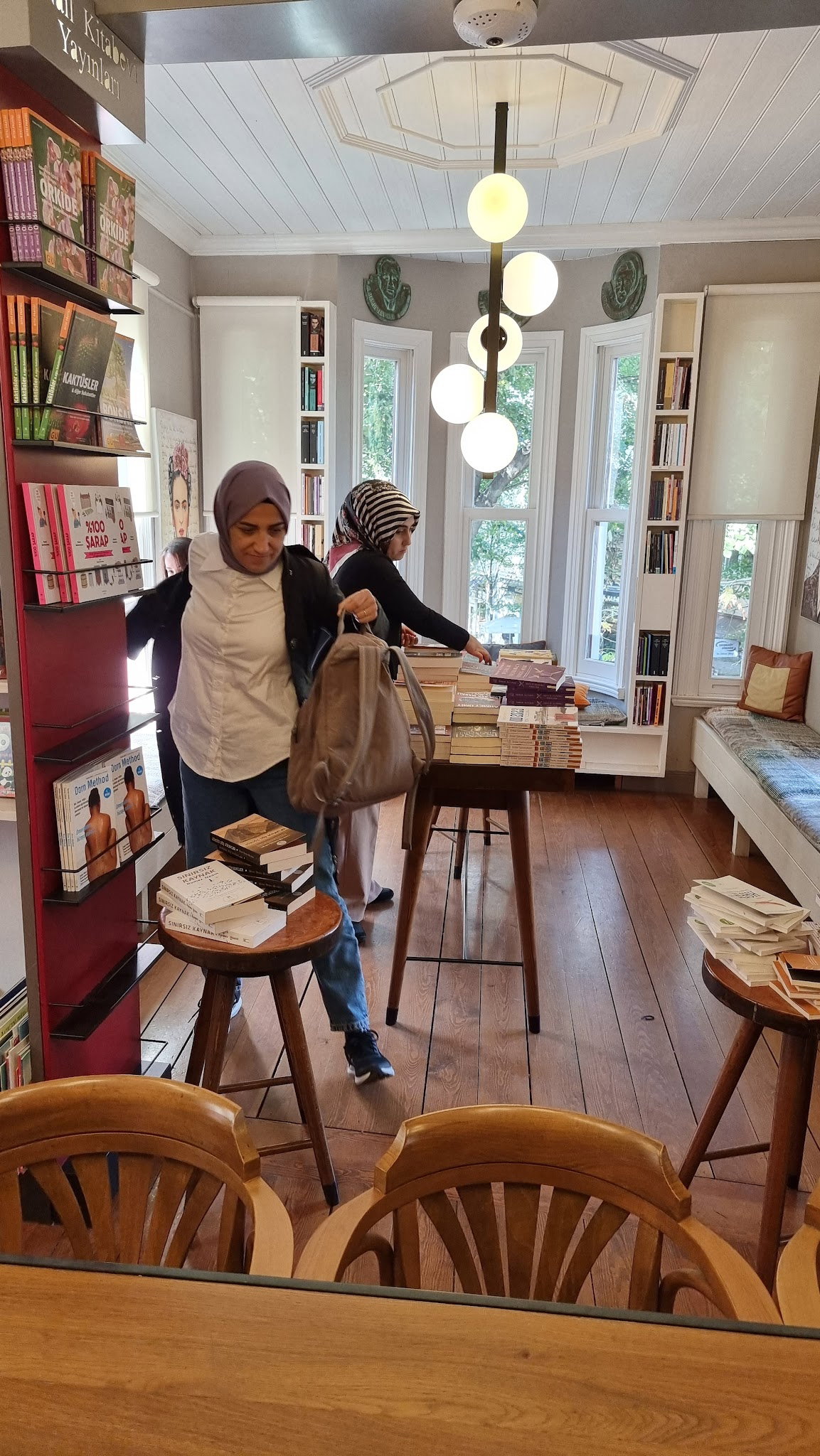 Nail Kitabevi & Cafe