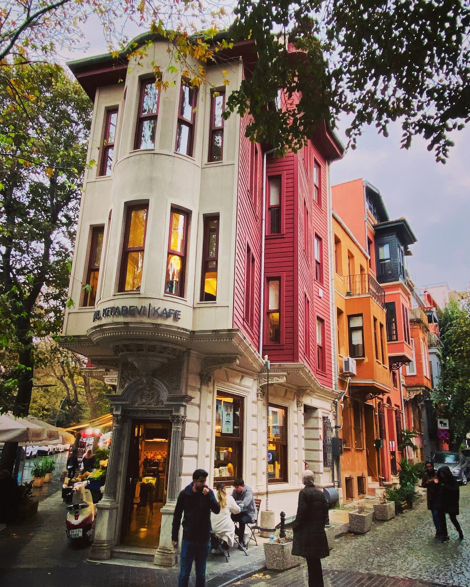 Nail Kitabevi & Cafe