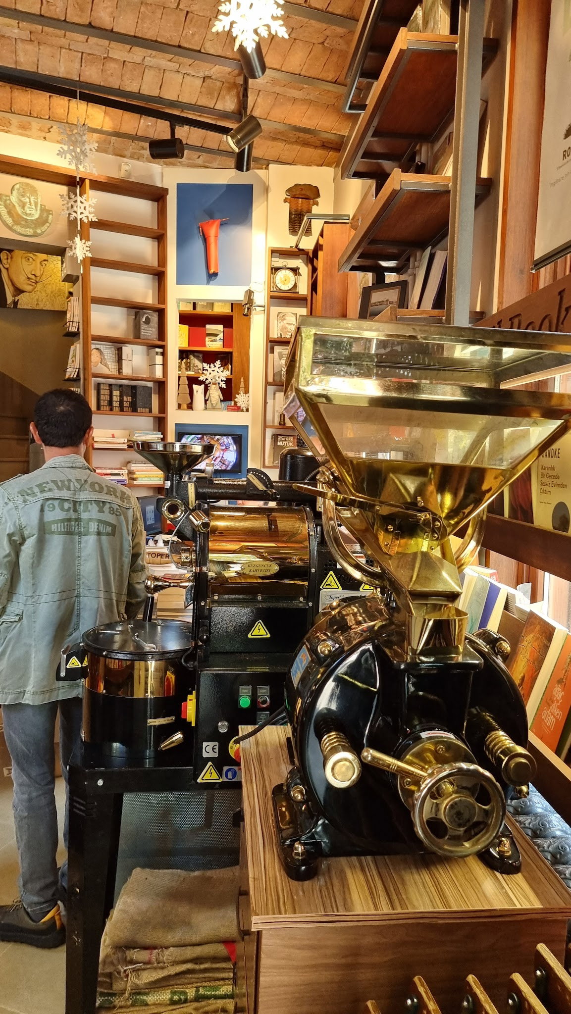 Nail Kitabevi & Cafe