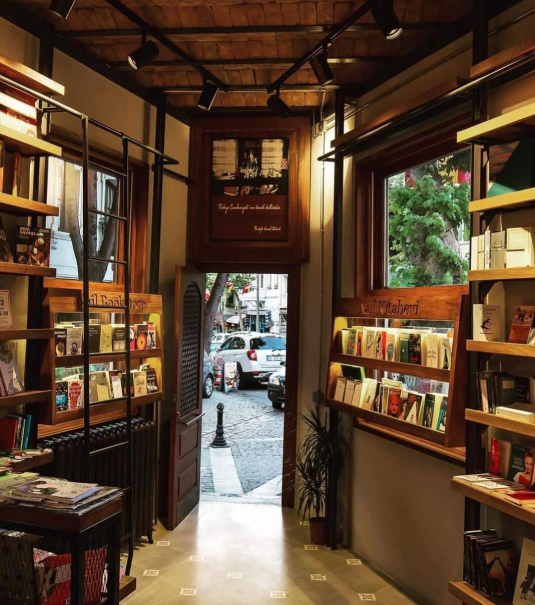 Nail Kitabevi & Cafe