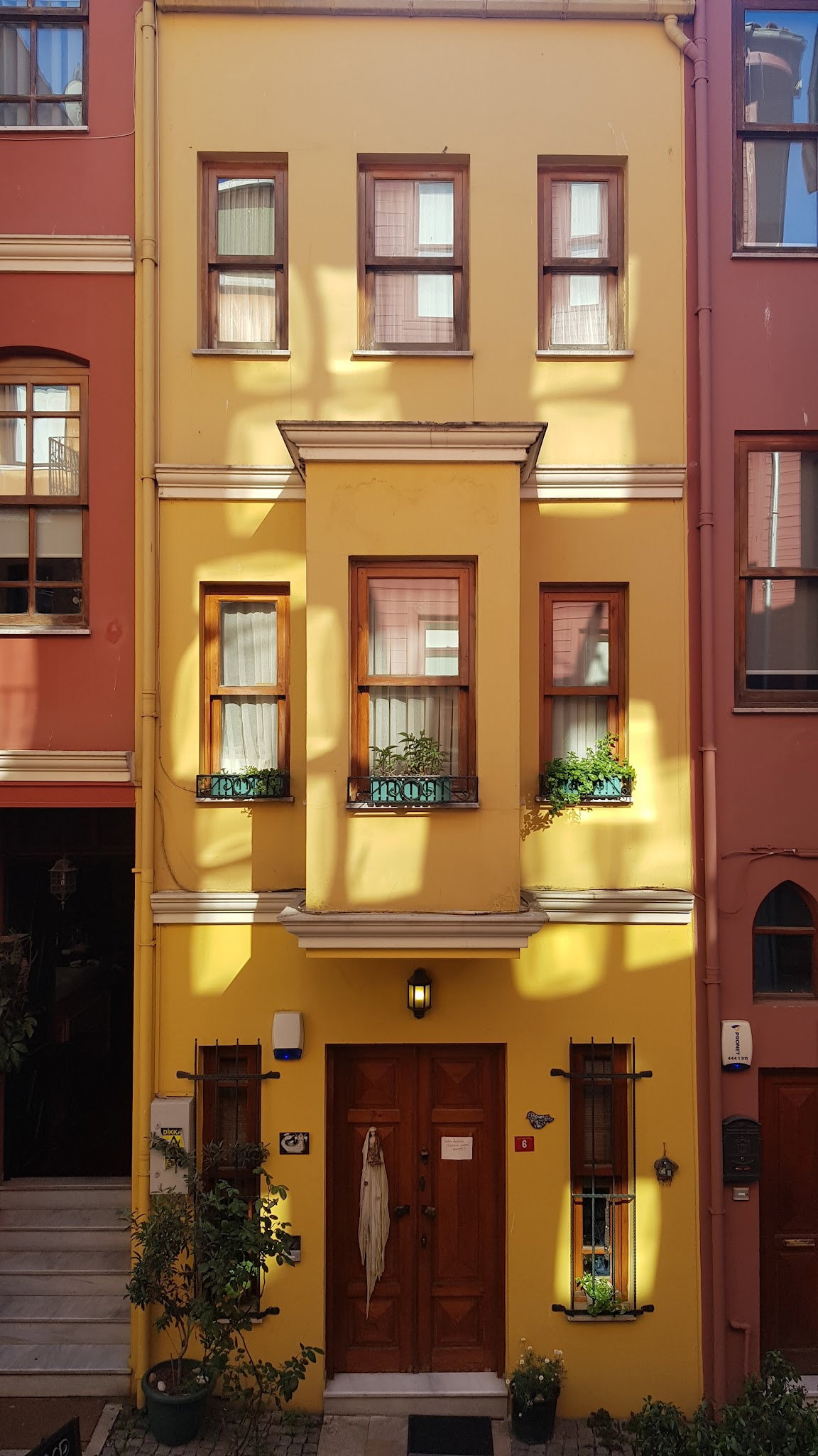 Nail Kitabevi & Cafe