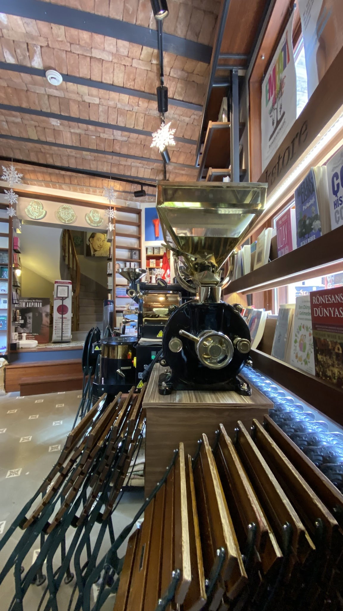 Nail Kitabevi & Cafe