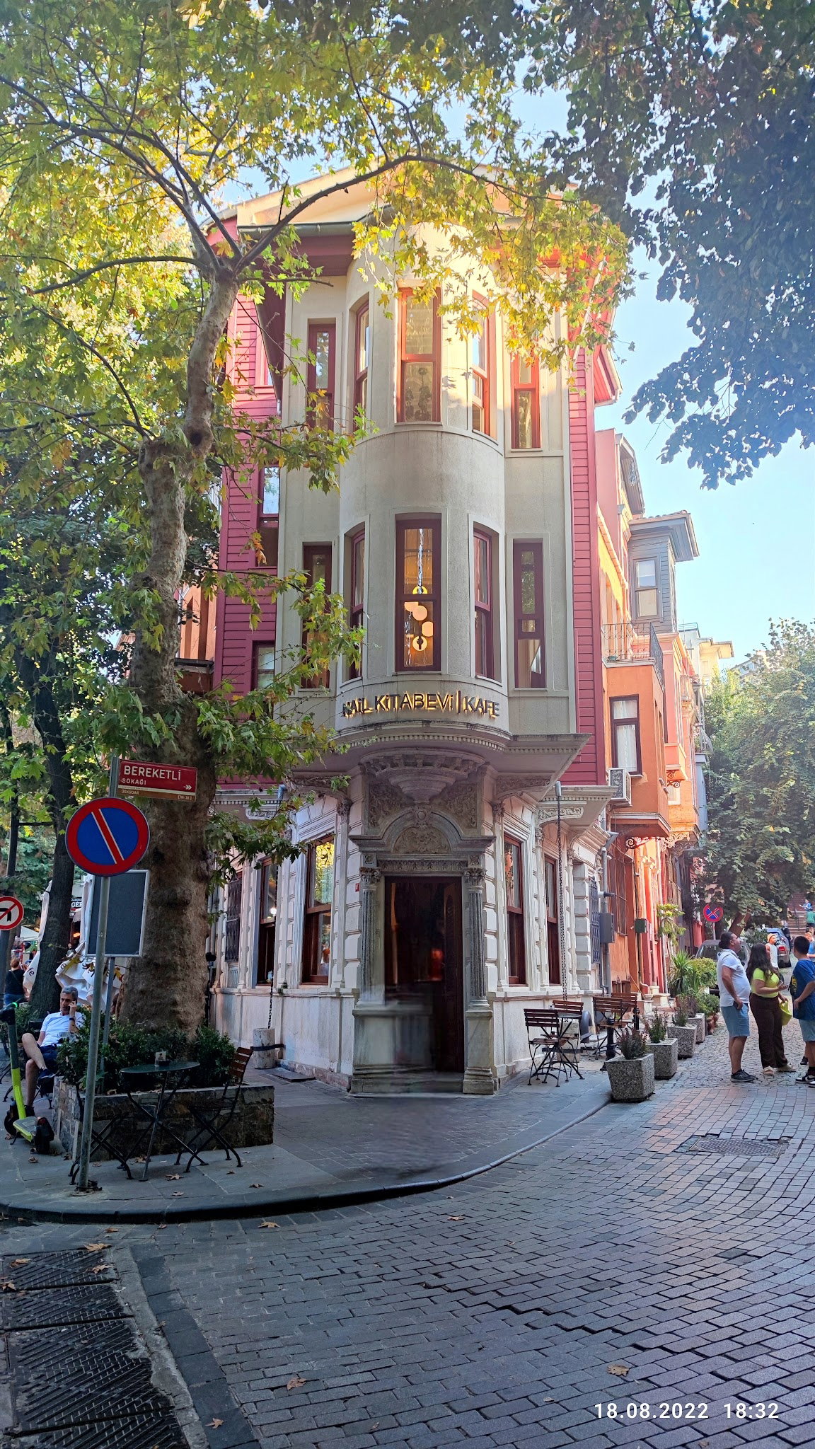 Nail Kitabevi & Cafe