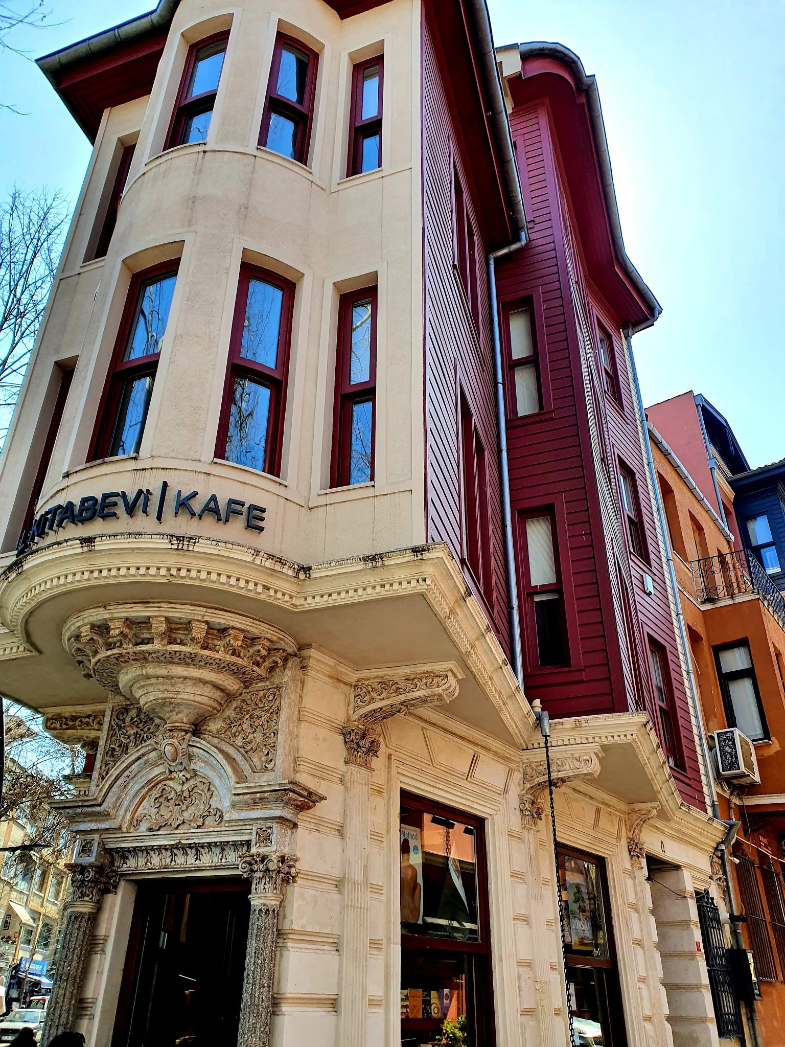 Nail Kitabevi & Cafe