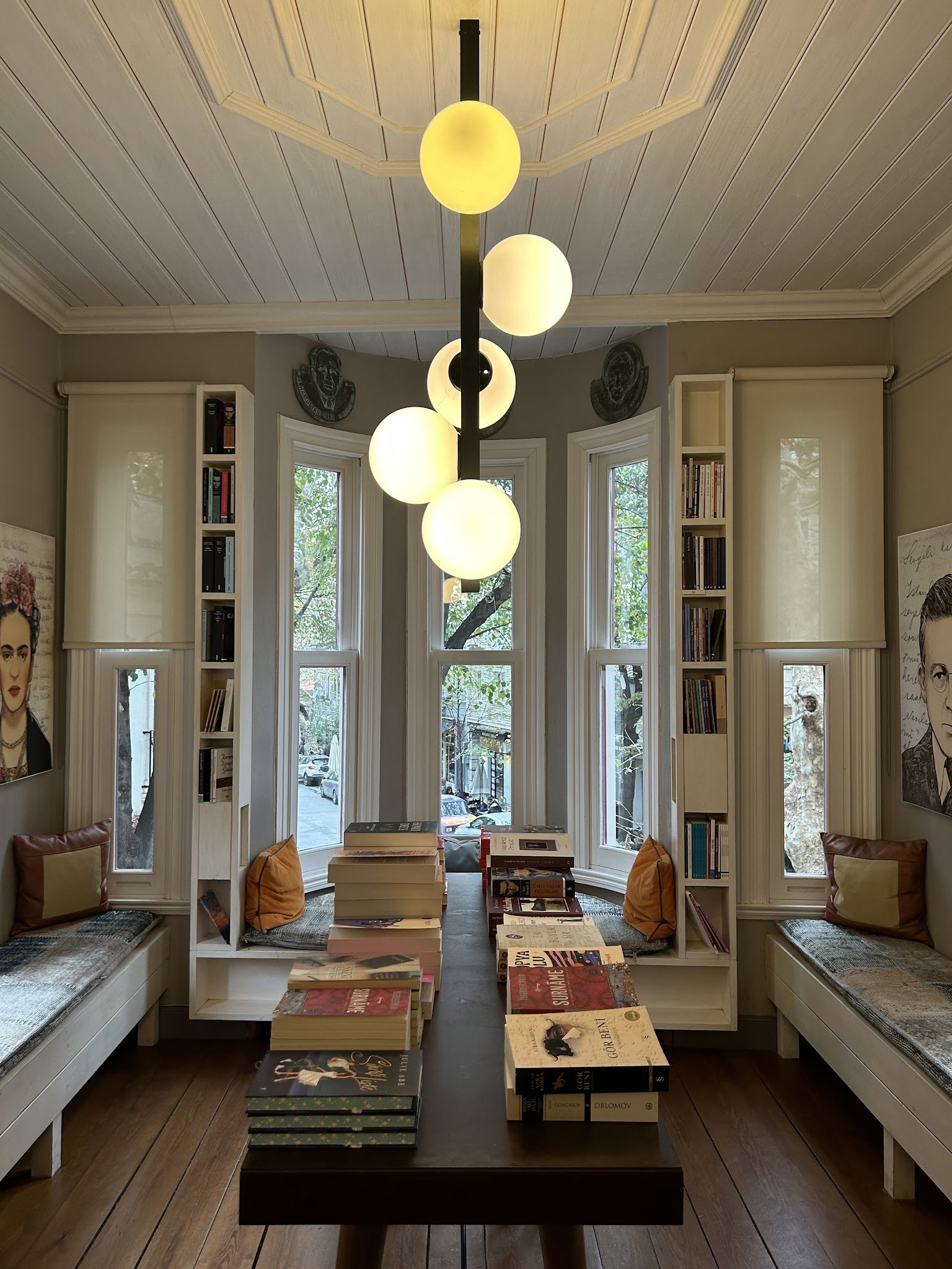 Nail Kitabevi & Cafe