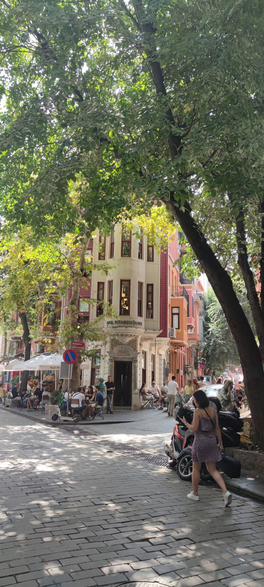 Nail Kitabevi & Cafe