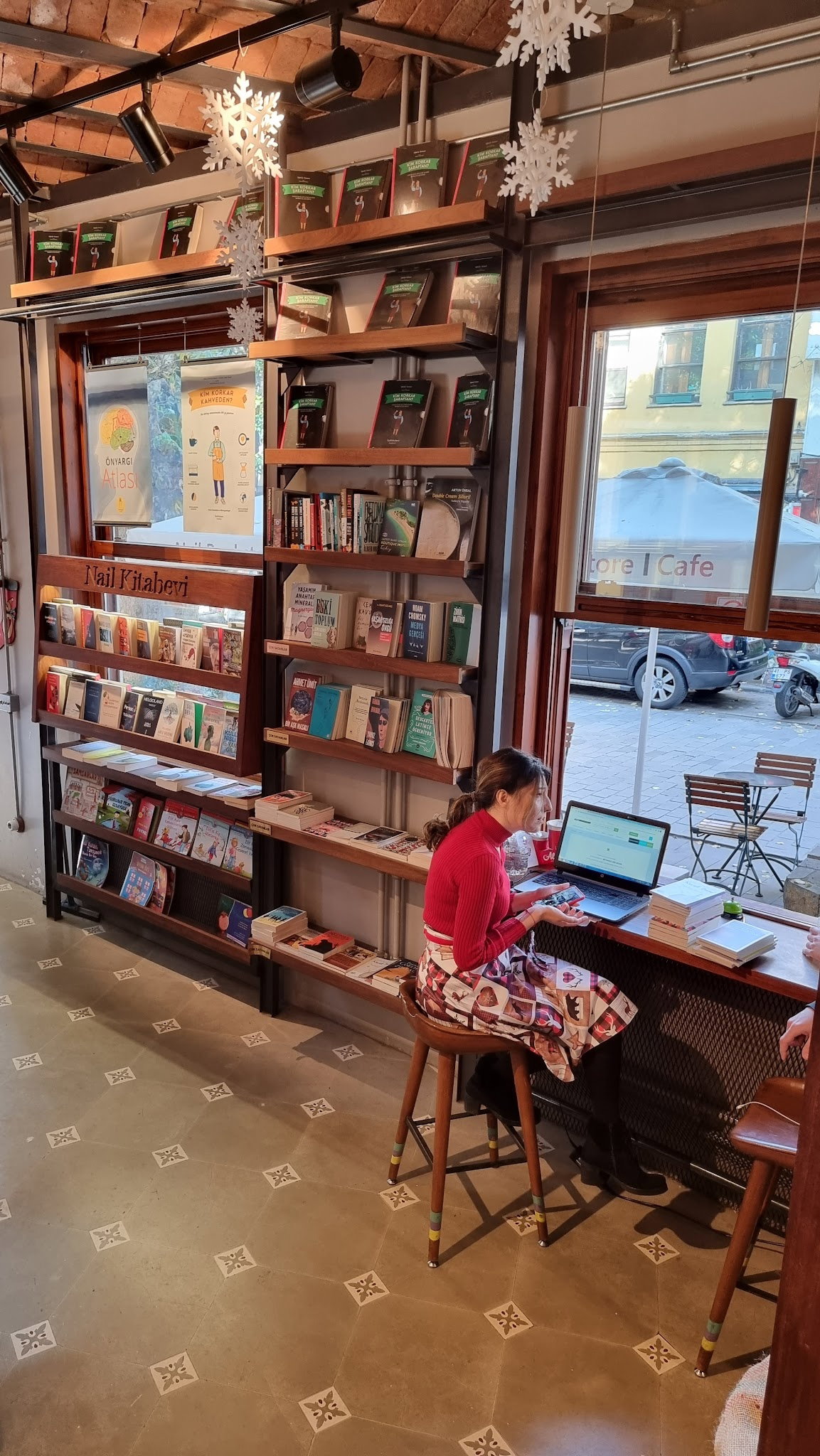 Nail Kitabevi & Cafe