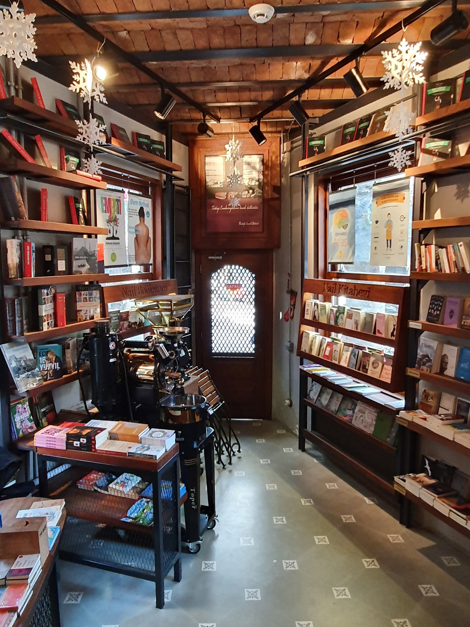 Nail Kitabevi & Cafe