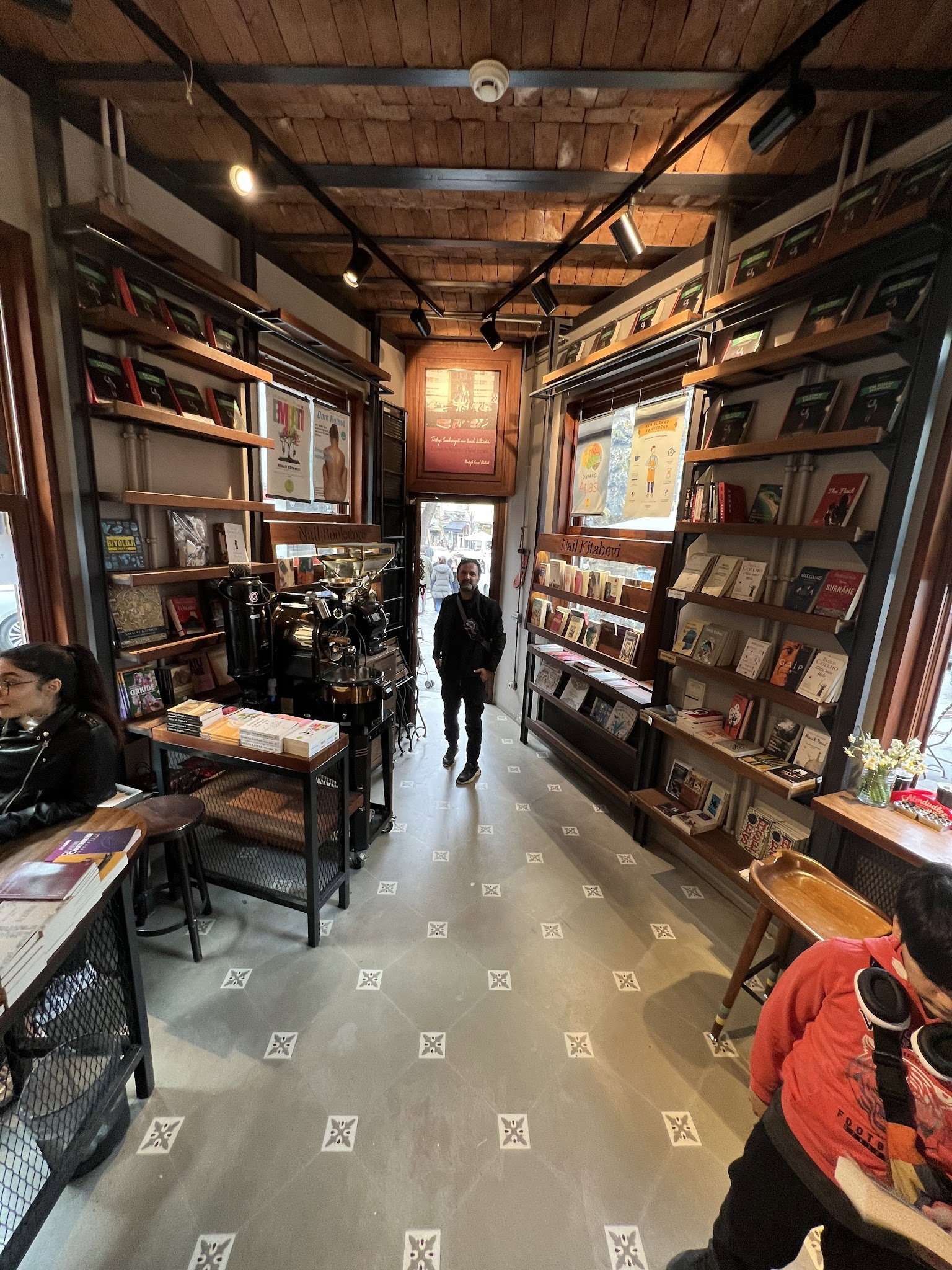 Nail Kitabevi & Cafe