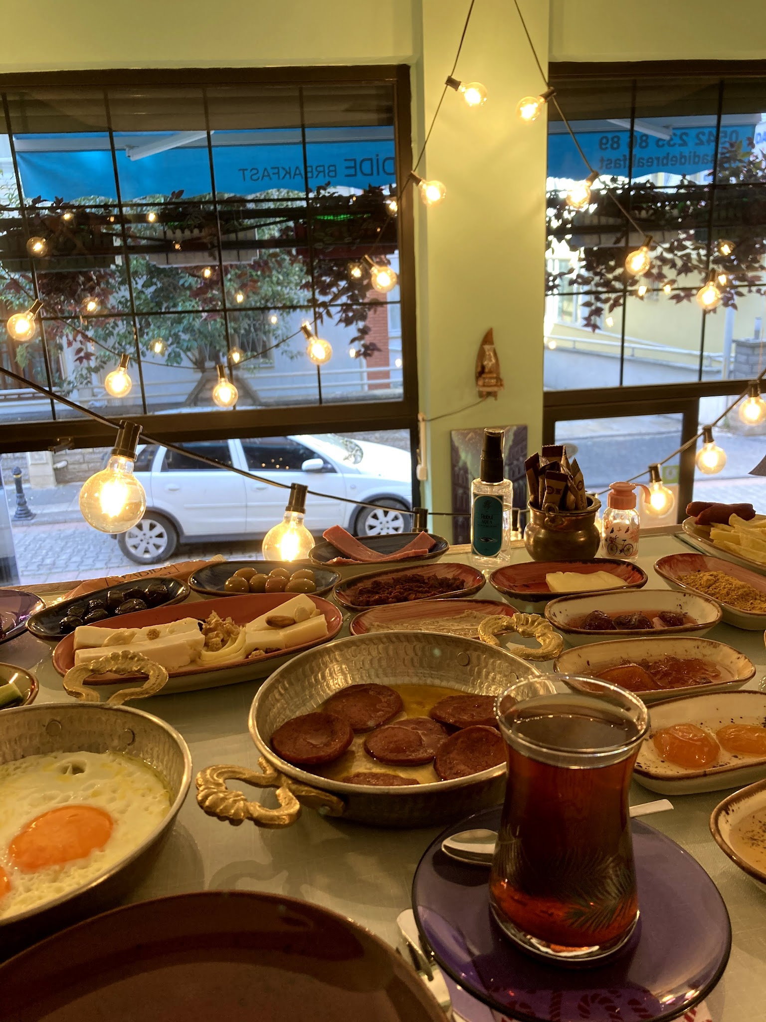 Deniz Nadide Duru Breakfast Moda