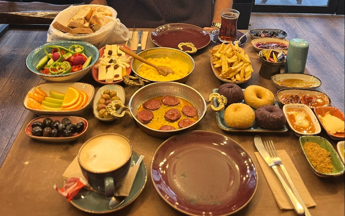Deniz Nadide Duru Breakfast Moda