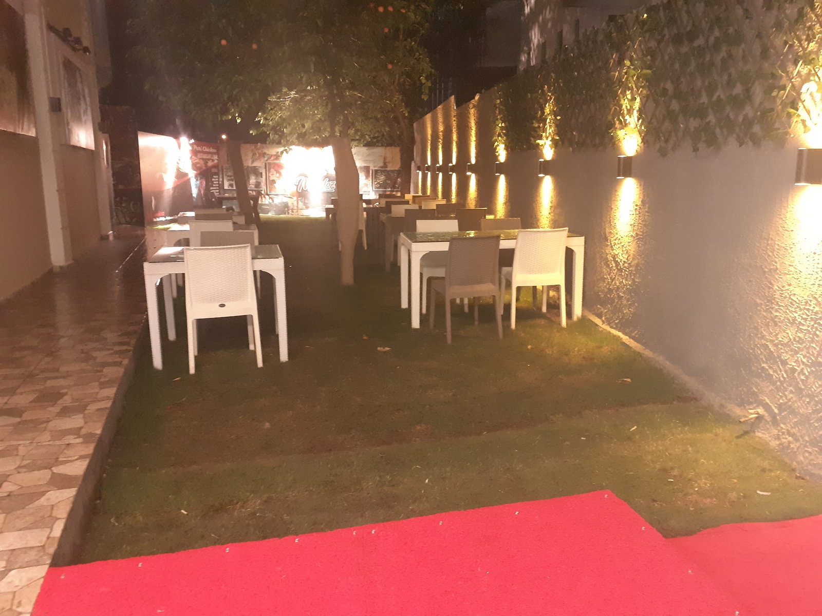 Mandoz Peri Peri Chicken Restaurant And Bar