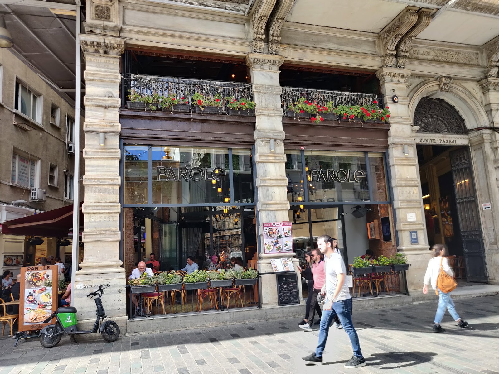 Parole Cafe | Restaurant