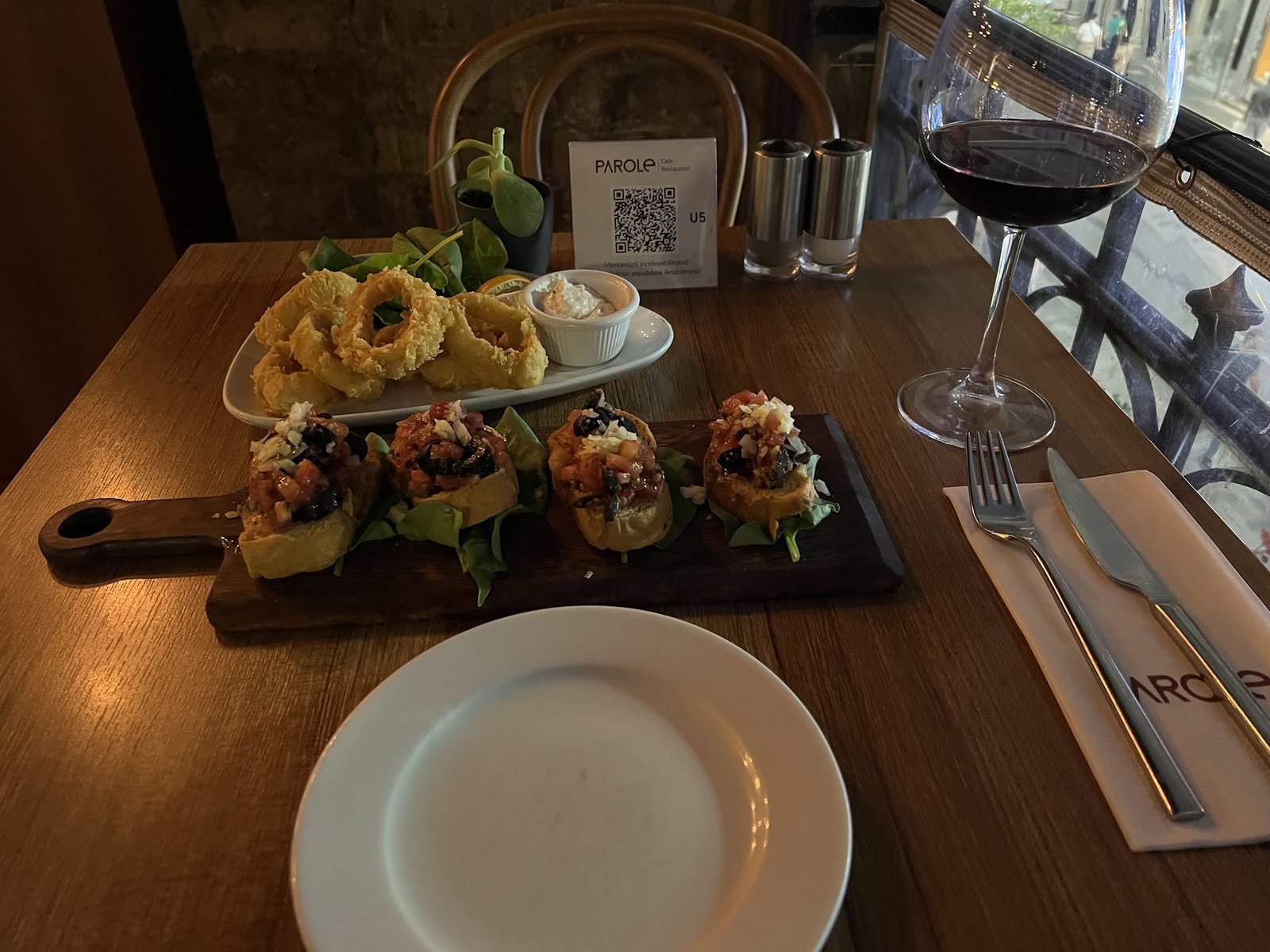 Parole Cafe | Restaurant