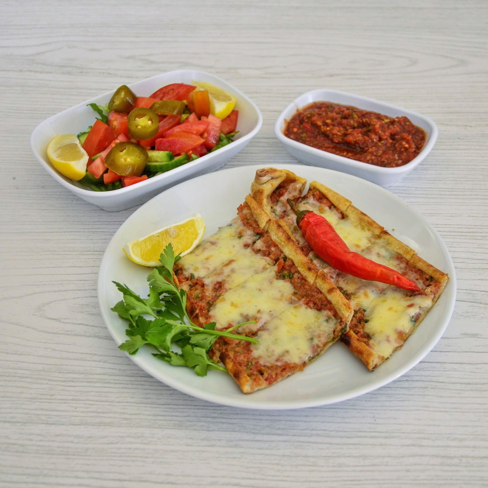 Kıymalı Kaşarlı Pide